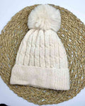 Gorro Polar Nordic Crema | Polar-Wintermütze Creme¡No importa lo crudo que sea el invierno: ¡el Gorro Polar te ofrece protección y estilo sin perder comodidad! El forro suave de pelo, junto con el hermoso pompón decorativo, crean una experiencia práctica