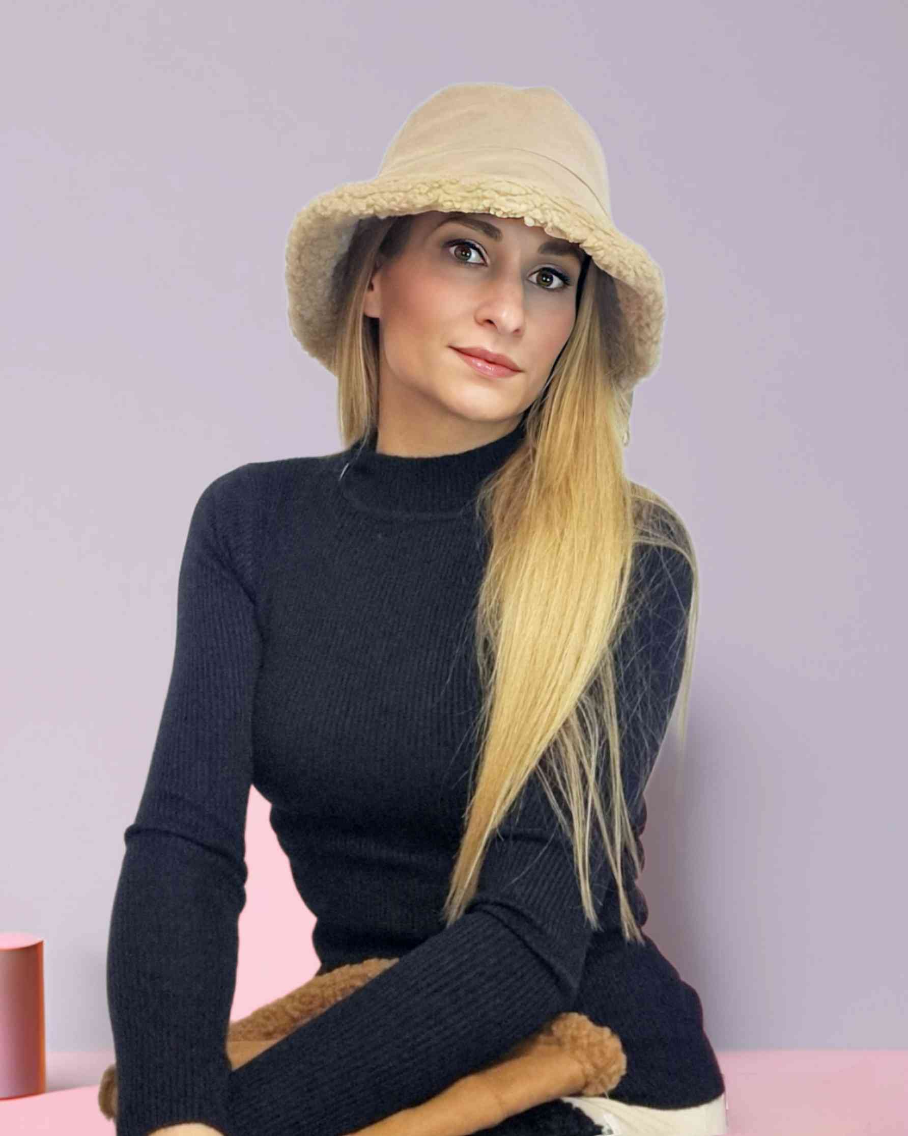 Gorro Fischerhut Reversible Melody¡Gorro Fischerhut Reversible Melody ofrece una combinación única de estilo y funcionalidad. Un lado de ante para un toque de frescura y otro de pelo, para mantenerte al calor. Es una adición moderna que seguramente hará d