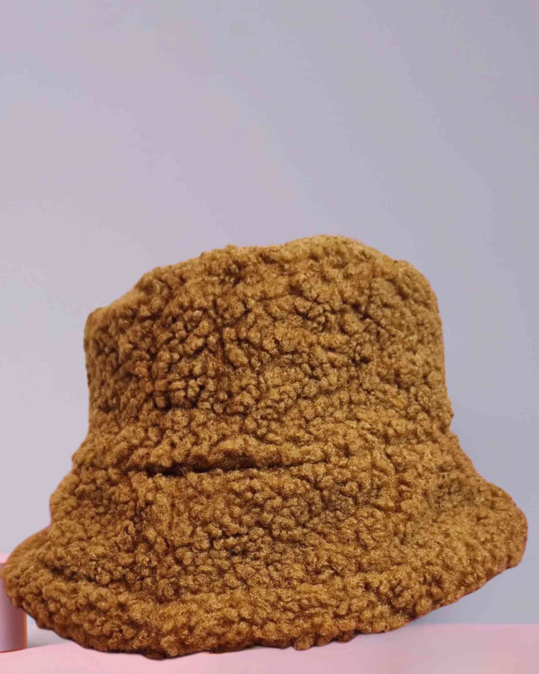 Gorro Reversible Rihanna¡Este sombrero Rihanna reversible es toda una sorpresa! El lado de suave ante para cuando quieras darle un toque de frescura y el de pelo para mantener tu estilo con el frío. ¡Tú y tu cabeza nunca habían estado tan calientes! Consí