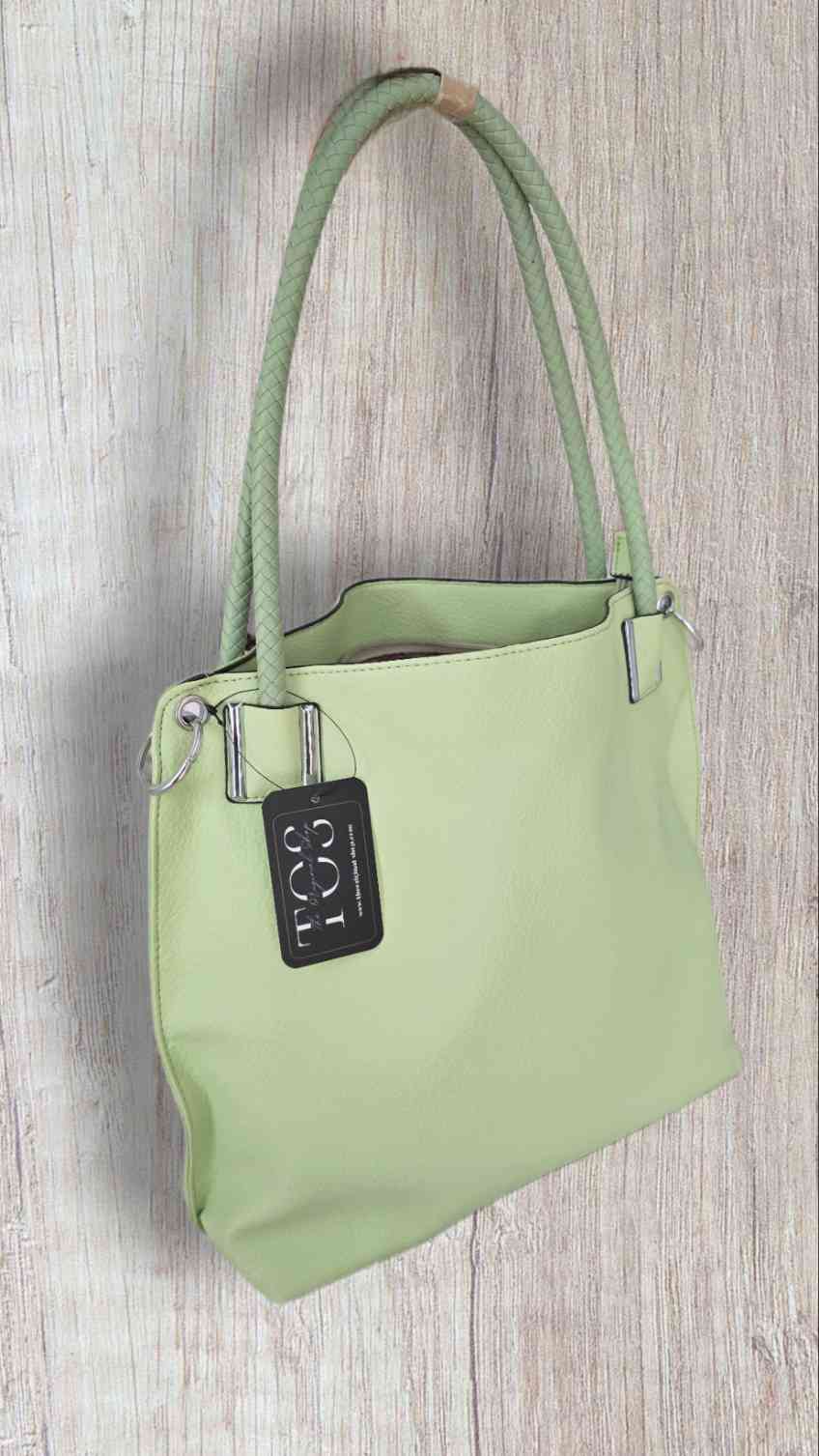 Bolso Shopper Verde PastelBolso Pastel En Verde El bolso perfecto si existe! Cómodo y elegante. En el interior encontraras bolsillos extras para guardar todas tus pertenencias. Detalles plateados. Medidas del bolso: 43cm*32cm*10cm Asas 58cm Envío: Suiza 2