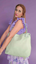 Bolso Shopper Verde PastelBolso Pastel En Verde El bolso perfecto si existe! Cómodo y elegante. En el interior encontraras bolsillos extras para guardar todas tus pertenencias. Detalles plateados. Medidas del bolso: 43cm*32cm*10cm Asas 58cm Envío: Suiza 2