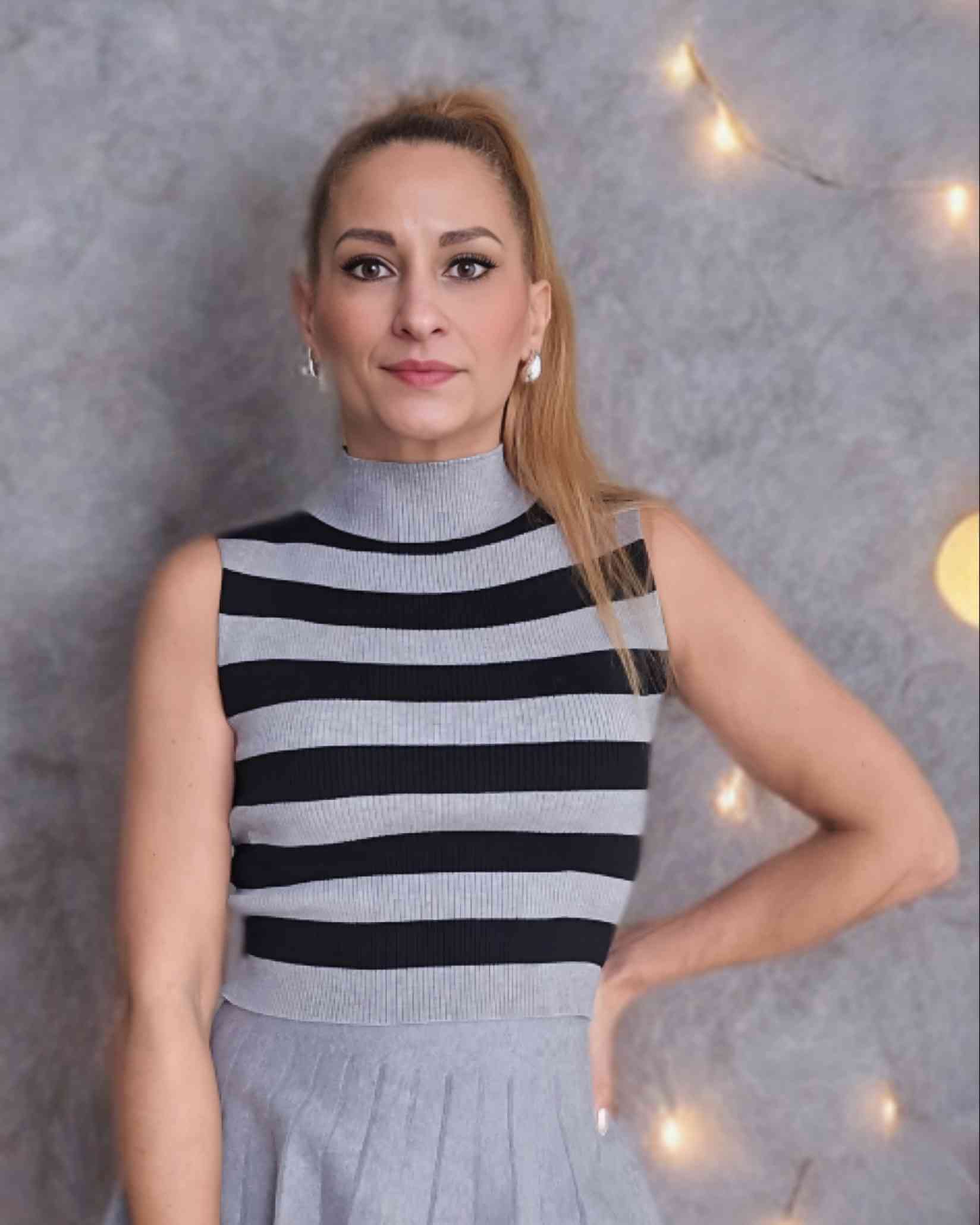 Top Punto Clara -3 coloresTop de punto Clara Top de punto elastico muy suave y cálido. Talla unica apta para la S hasta la XL. *La modelo mide 160cm y usa la talla S Envío: Suiza 2/4 días Europa 5/12 días según país