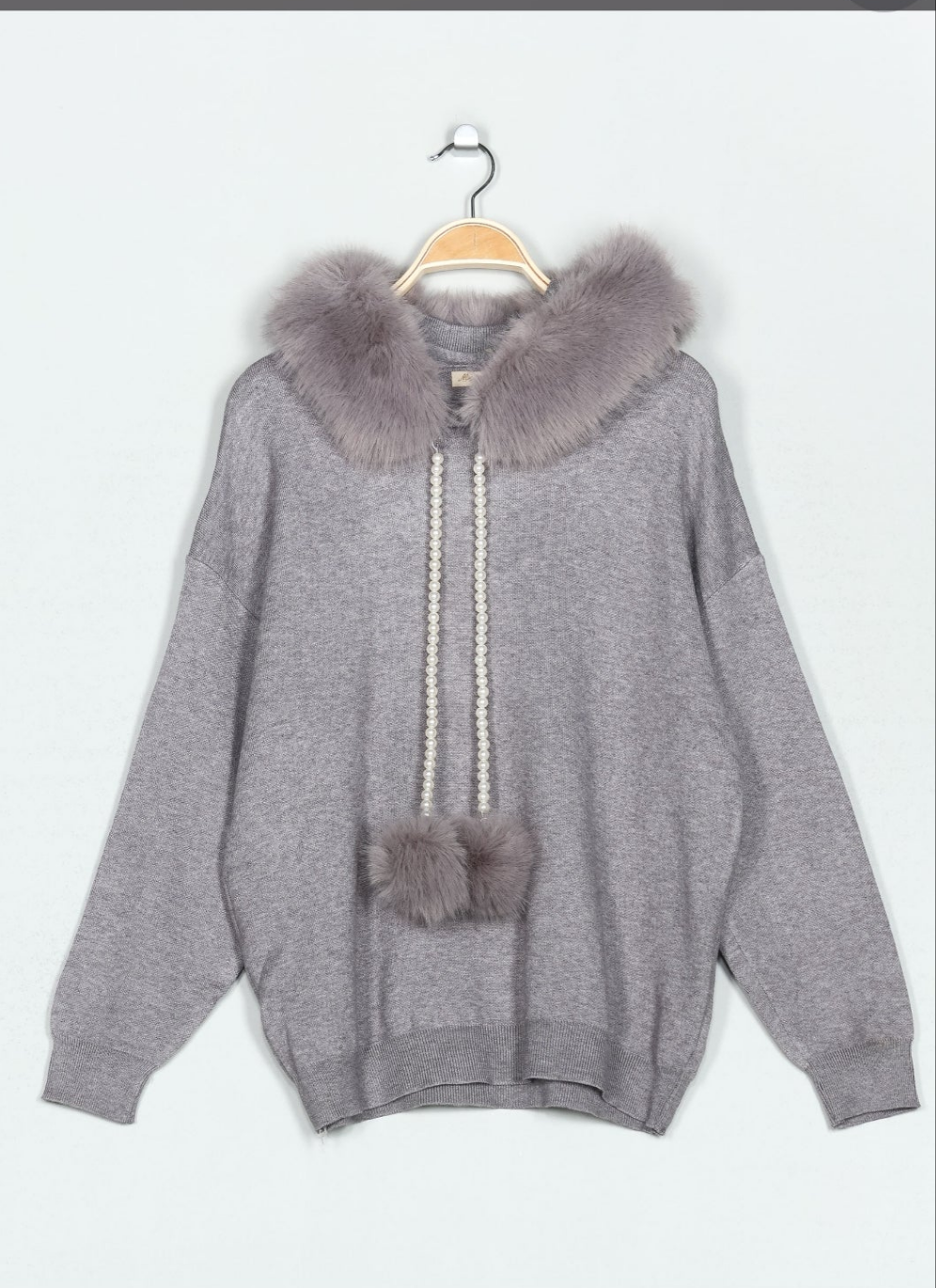 Jersey Perlas Pompon GrisJersey Pullover Pompon Perlas Jersey estrella de la temporada. El detalle del pelo en la capucha ,los cordones de perlas y los pompones lo hacen único ♡ Puños y cinturilla acanalados. Mucho amor para este invierno! Talla unica S/2