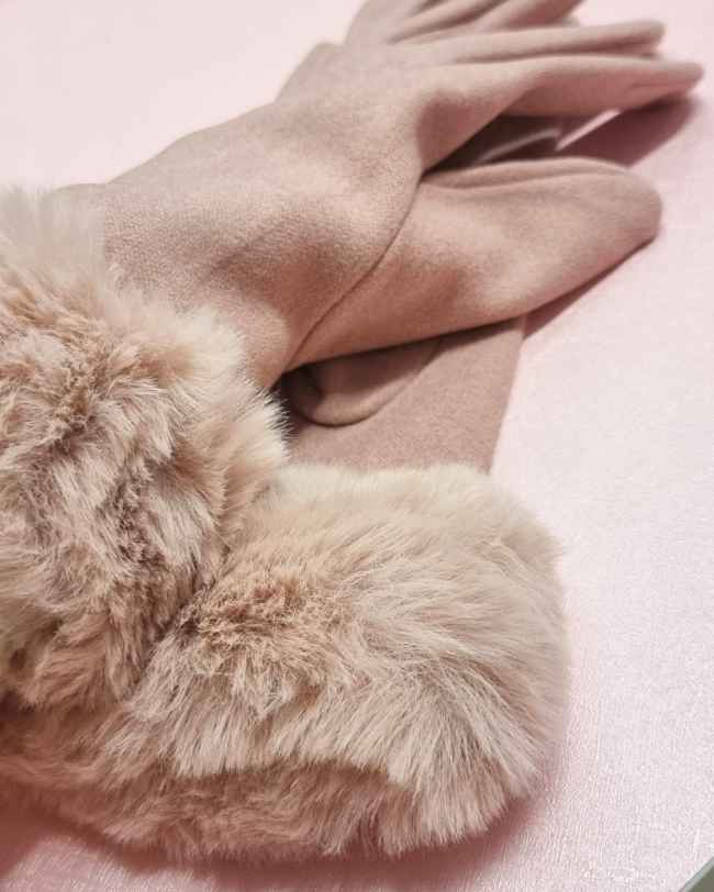 Guantes Touchscreen Rose¡¡Descubre los Guantes Touchscreen Rose! Estos guantes están diseñados para que tu teléfono móvil reaccione con suavidad cuando los toques. ¡Además, su exterior está protegido con pelo artificial elegante que hará que te diviertas