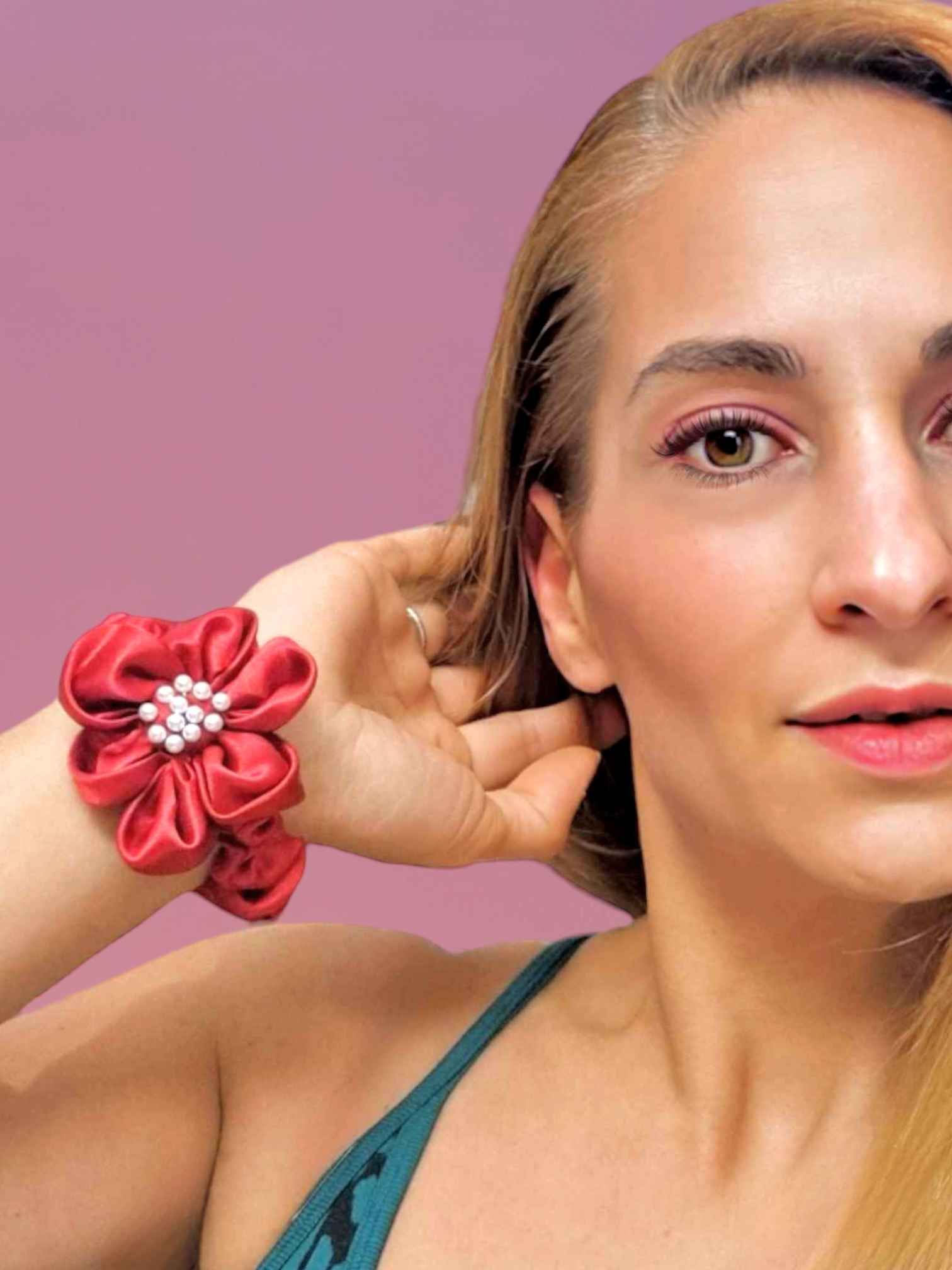 Scrunchie Satinado Pearl Glam | Haargummi Silk Pearl GlamHaargummi Satin Pearl ¡El Scrunchie Satinado Pearl Glam es el complemento perfecto para un look glamuroso! Un coletero elástico con forma flor con perlas decorativas. ¡Elegante, sofisticado y versát
