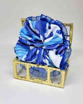 Scrunchie Del Mar | HandmadeColetero Del Mar Descubre un look único y lleno de elegancia con nuestro coletero. Hecho con tejido en tonos azules que evocan los colores del mar y la playa, borde de encaje azul delicado para un acabado sofisticado. Cada uno