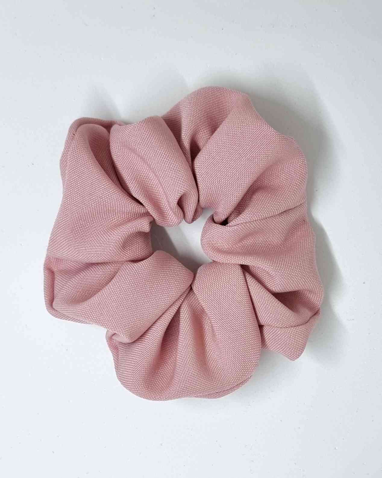 Scrunchie Basico RosaColetero Tela Rosa El Scrunchie básico rosa es un coletero de 12 cm hecho a mano con tono muy elegante. Sus materiales de primera calidad lo convierten en un gran aliado para cuidar tu cabello y mantenerlo sano. Su look sublime no pas