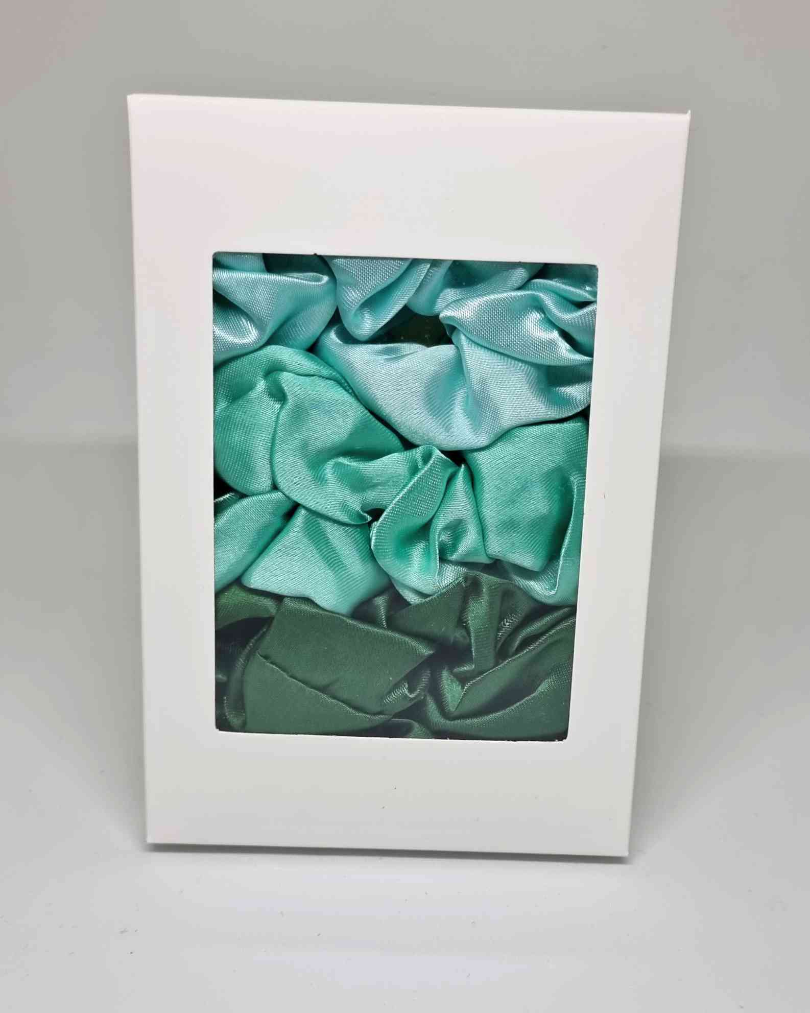 Scrunchie Satin Box BeachColeteros Box Beach ¡Descubre la belleza de nuestro Scrunchie Satin Box Beach! Estos coleteros están hechos a mano con suave satín, ideal para proteger y cuidar tu cabello con estilo. Disponibles en una combinación tonal de tres c
