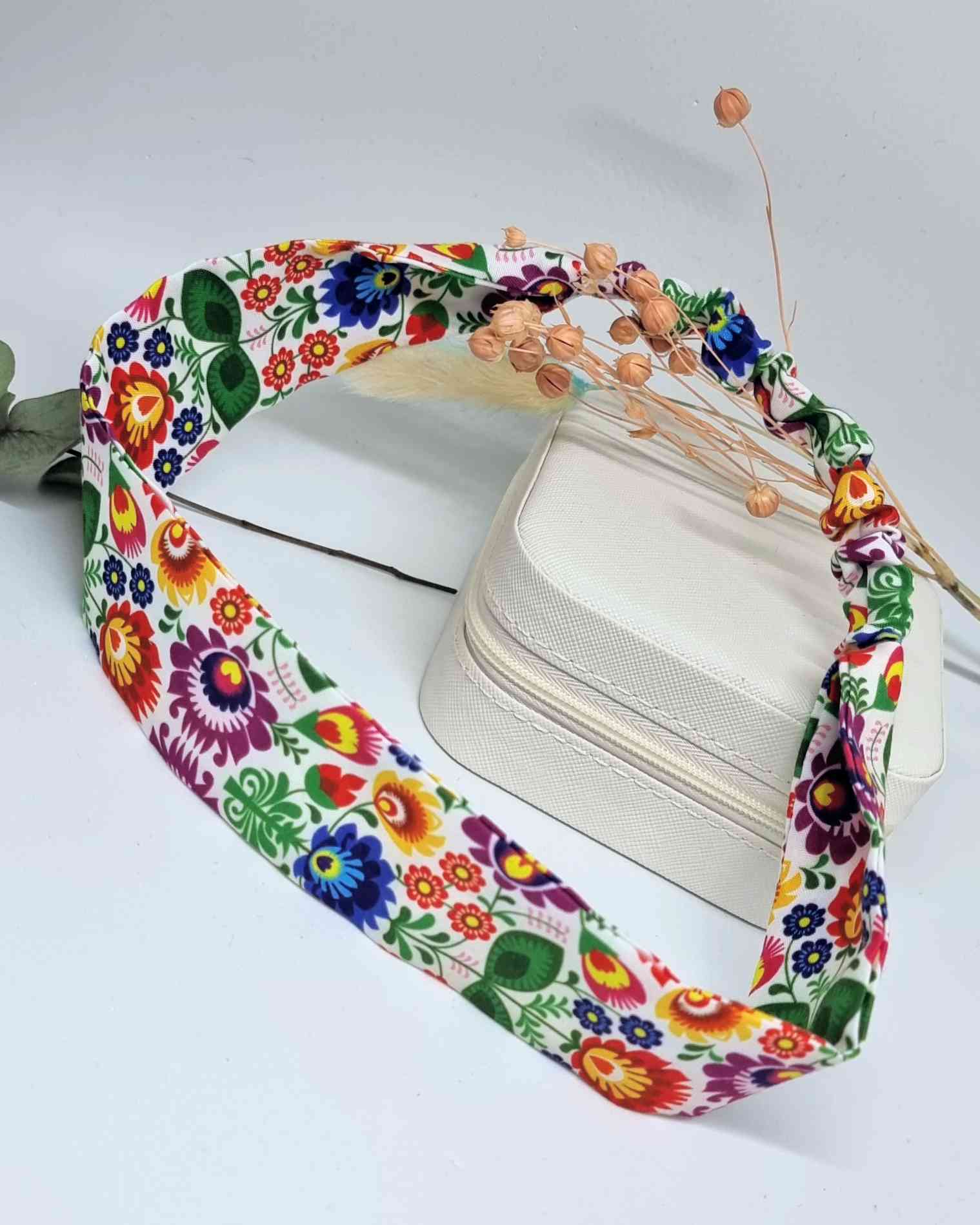 Set Scrunchie Mama & Me Flor MexicoSet Coleteros y diadema Mama & Me ¡Este Set Scrunchie Mama & Me es el comienzo de un adorable look coordinado! Y los estampados florales inspirados en México ¡lo hacen aún más irresistible! Incluye un coletero y una cint