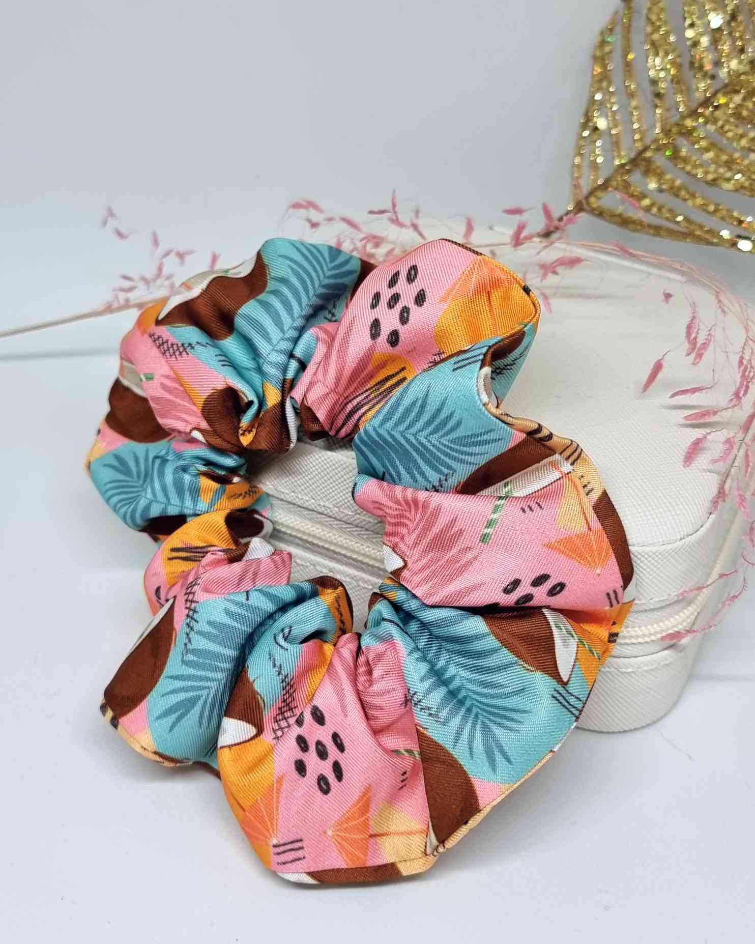 Scrunchies Mama & Me KoKo | Colección tropical verano¡Disfruta este verano en familia con los divertidos Scrunchies Mama & Me KoKo! Esta colección tropical ofrece un set de gomas de pelo de 12 cm para mamá y de 7 cm para tu pequeña. ¡Hechas a mano con muc