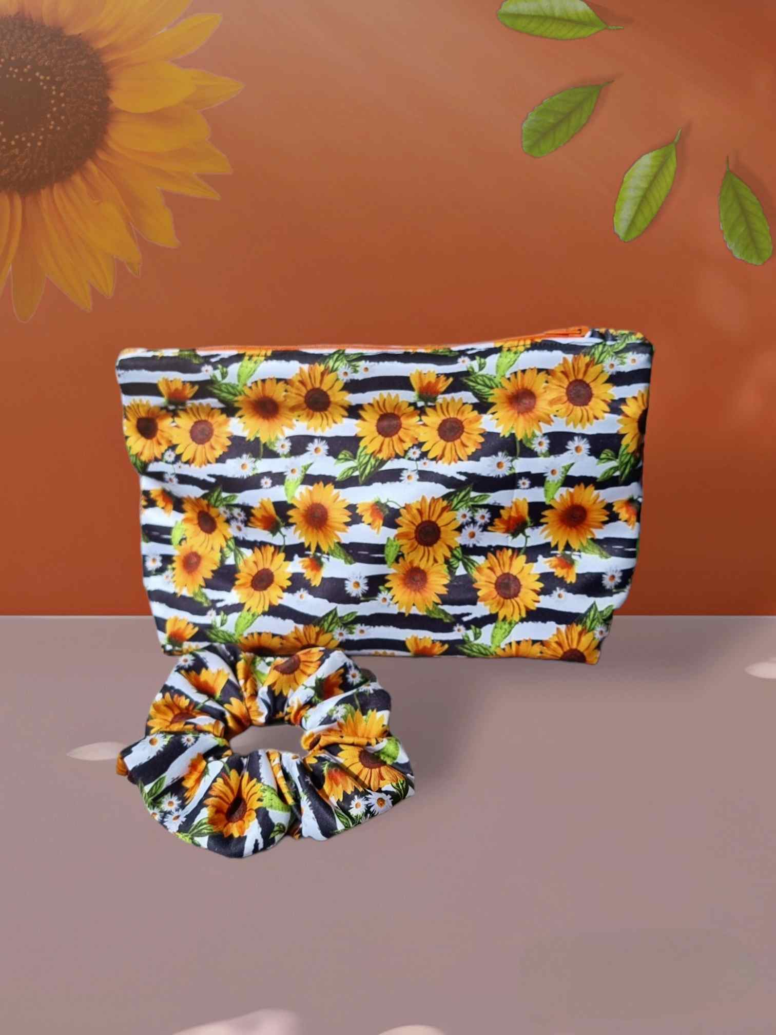 Neceser & Coletero Set Sonnenblumen | HandmadeBolsa cosmética y scrunchie Sonnenblumen ¡Revive el calor del verano con este set neceser & coletero Sonnenblumen! Pensado para completar el atuendo de tu temporada de playa y verano, este maravilloso diseño a