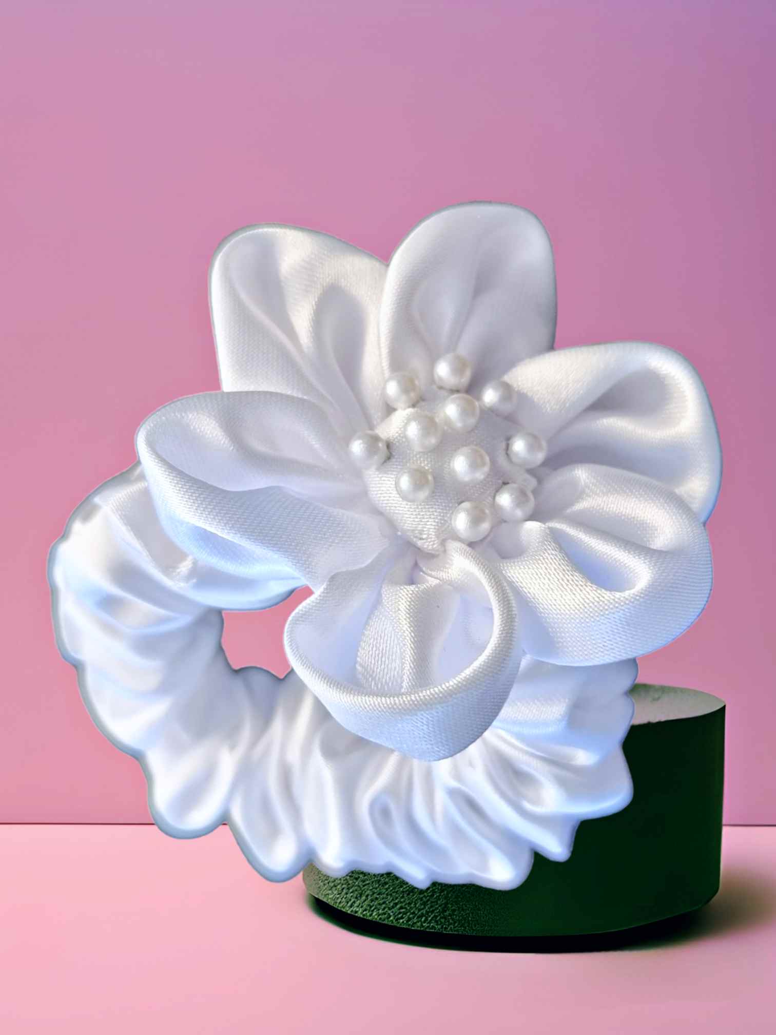Scrunchie Satinado Pearl Glam | Haargummi Silk Pearl GlamHaargummi Satin Pearl ¡El Scrunchie Satinado Pearl Glam es el complemento perfecto para un look glamuroso! Un coletero elástico con forma flor con perlas decorativas. ¡Elegante, sofisticado y versát