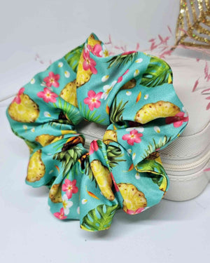 Scrunchie set tropical |Mama & Tochter Haargummie🍍¡Un set tropical es lo que necesitas para refrescar tus outfits del verano! Estos scrunchies de mamá & hija tienen un estampado muy llamativo con piñas y flores tropicales. ¡Deja que tu cabello se vista d