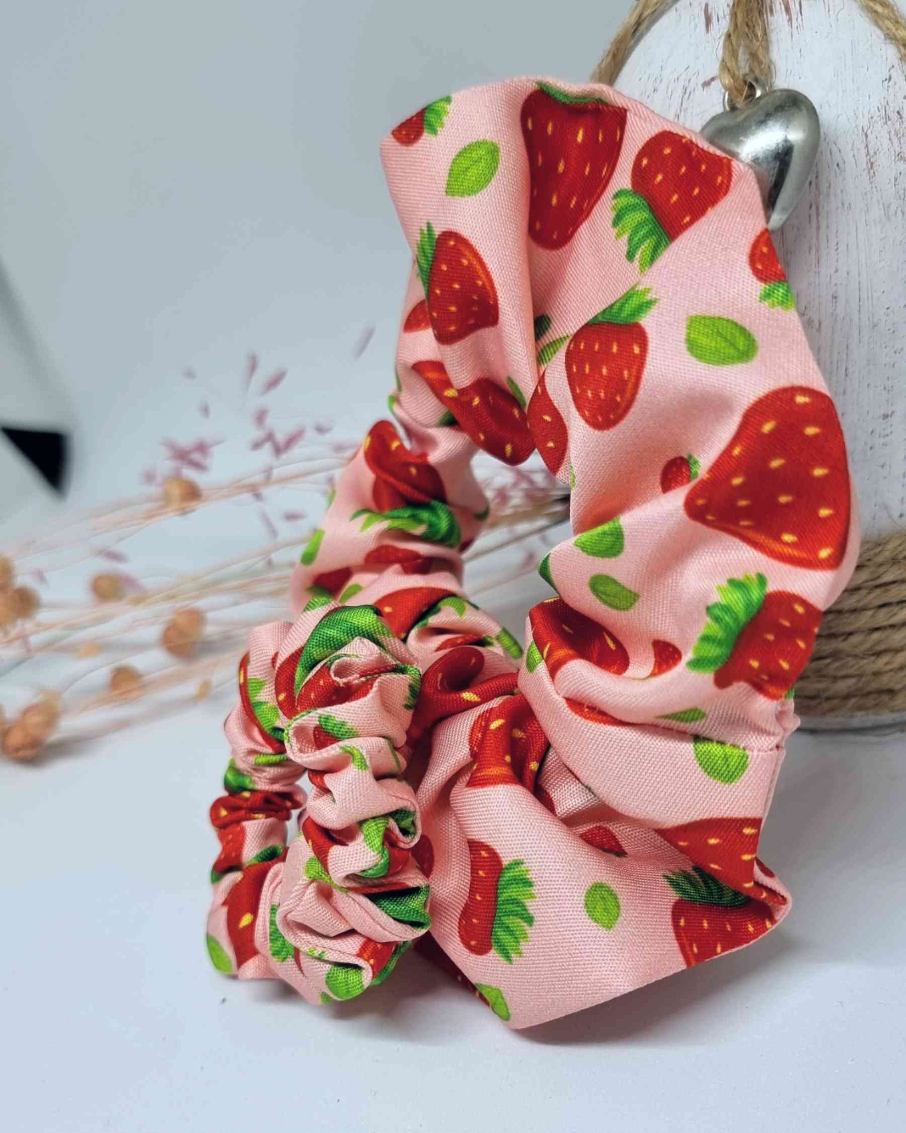 Scrunchie Set Mama & Me FresasDisfruta de los look familiares con el set de coleteros Mama & Me Fresas. Hechos a mano para asegurar la resistencia y comodidad, diseño estampado con fresas para llevar el color de la temporada a tu outfit. La perfecta elecc