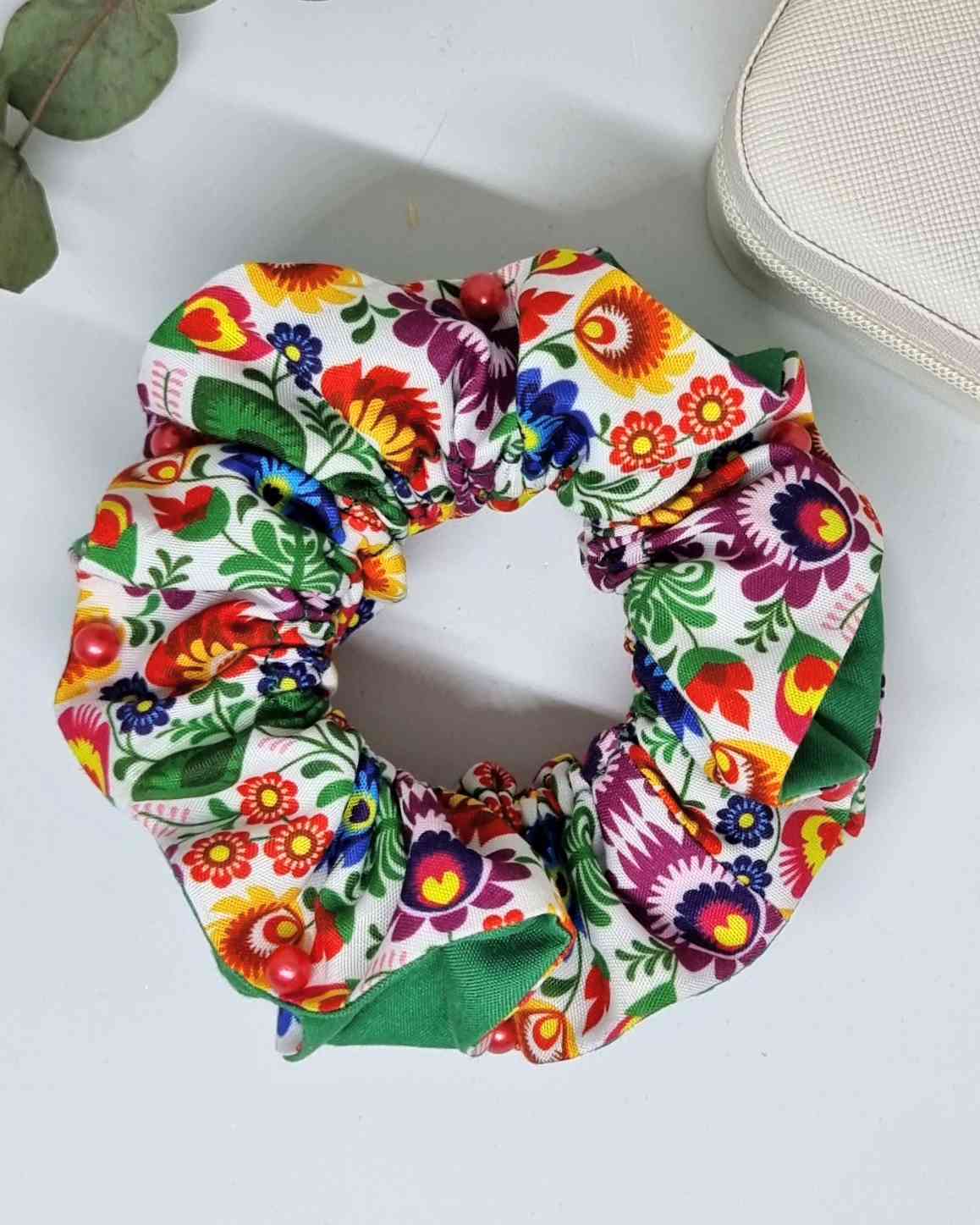 Scrunchie Especial Glam Mexico | HandmadeColetero edición especial Mexico Este coletero hecho a mano es una perfecta solución para el cabello. Realizado con un doble tejido premium, cuenta con perlas decorativas para un toque glamoroso. Con su estampado i