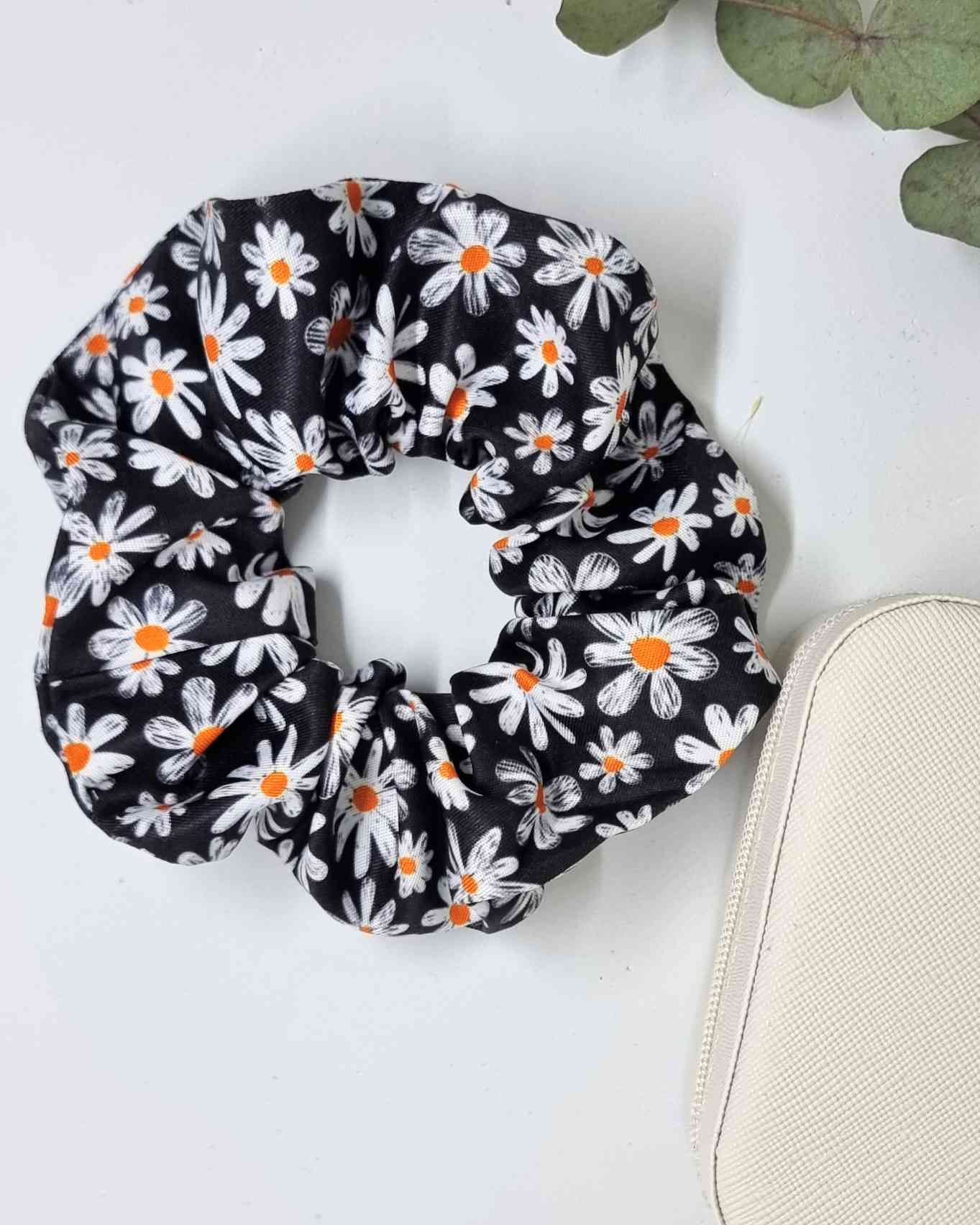 Scrunchie Margaritas | Haargummie BlumenmusterColetero tela margaritas ¡Dale a tu look un toque de estilo con este hermoso coletero con estampado de margaritas! El scrunchie con estilo único, hecho a mano con amor, cuida tu cabello respetando su salud. ¿Q