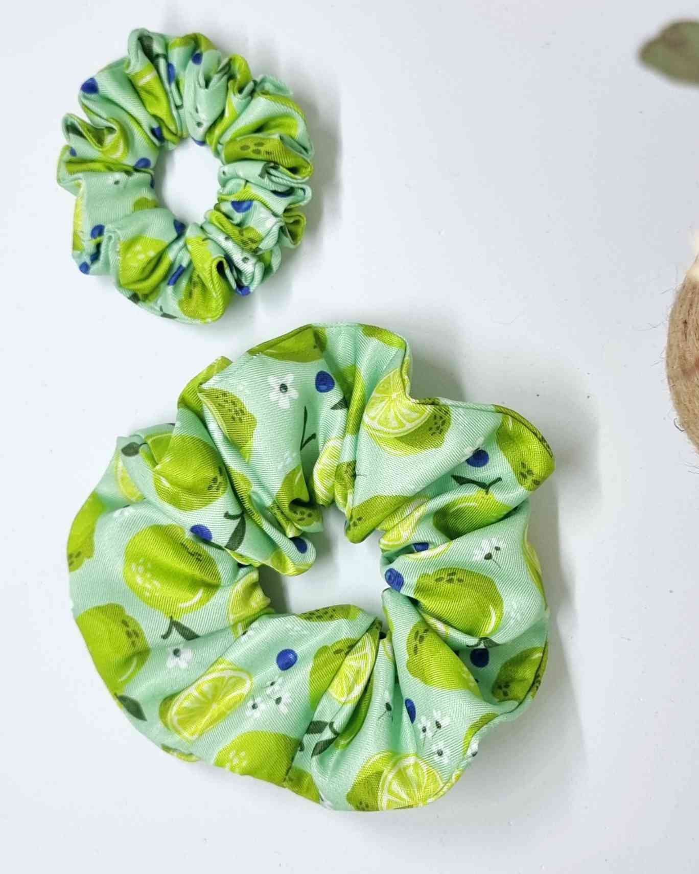 Scrunchie Set Mama Me Lima | Haargummis Mutter TochterColeteros Mama & Baby Limas Es la combinación perfecta para el momento más especial. El set Mama & Me Lima te ofrece 2 scrunchie hechos a mano para que mamá e hija luzcan iguales con su estampado de li