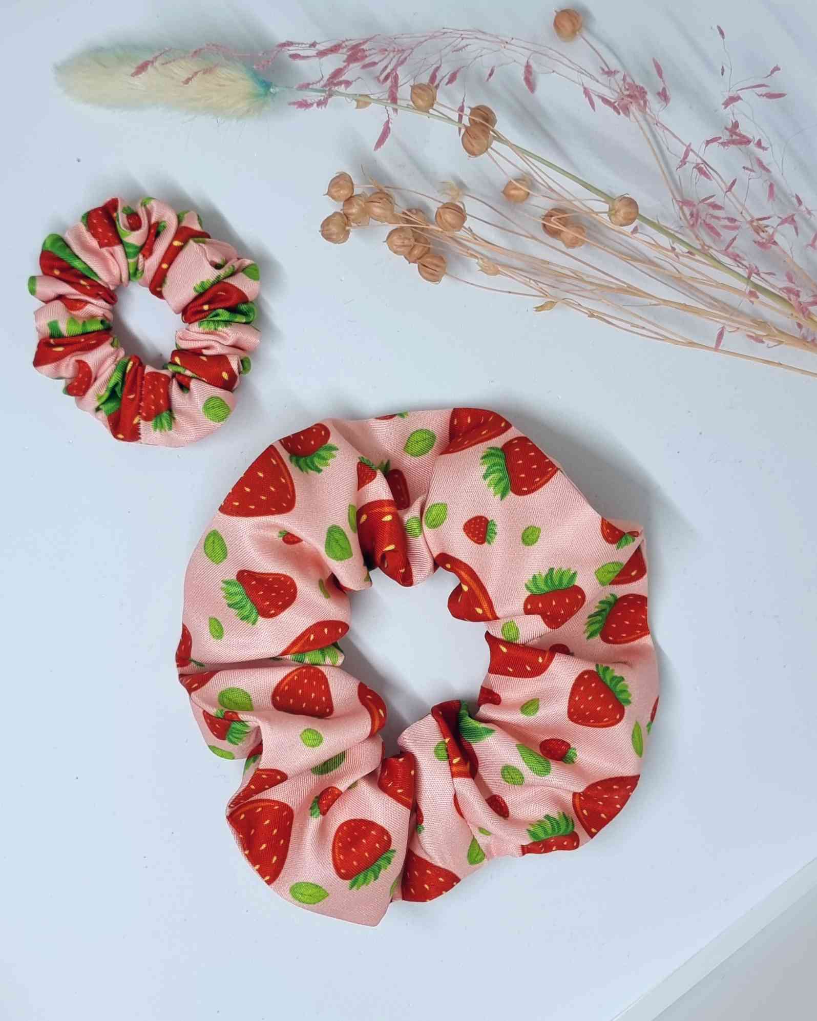 Scrunchie Set Mama & Me FresasDisfruta de los look familiares con el set de coleteros Mama & Me Fresas. Hechos a mano para asegurar la resistencia y comodidad, diseño estampado con fresas para llevar el color de la temporada a tu outfit. La perfecta elecc