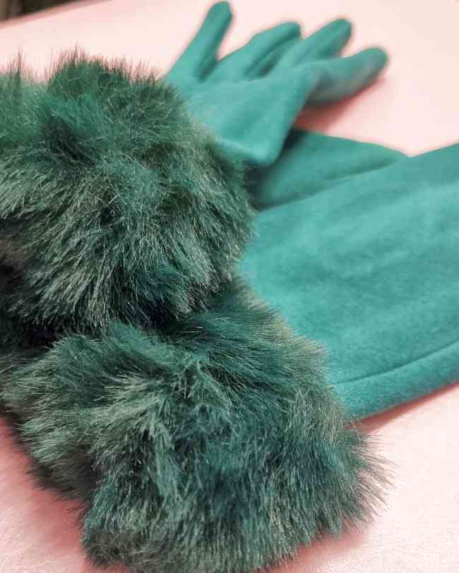 Guantes Touchscreen Esmeralda¡Descubre los Guantes Touchscreen Esmeralda! Totalmente compatibles con la pantalla táctil de tu celular, ofrecen una suave sensación al tacto en el interior. El exterior se encuentra recubierto por un pelo artificial decorati