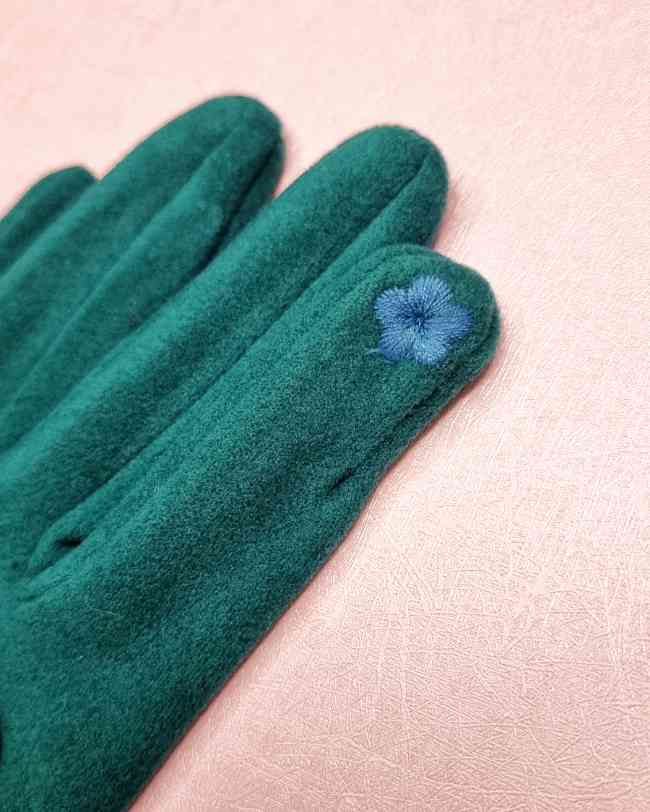Guantes Touchscreen Esmeralda¡Descubre los Guantes Touchscreen Esmeralda! Totalmente compatibles con la pantalla táctil de tu celular, ofrecen una suave sensación al tacto en el interior. El exterior se encuentra recubierto por un pelo artificial decorati