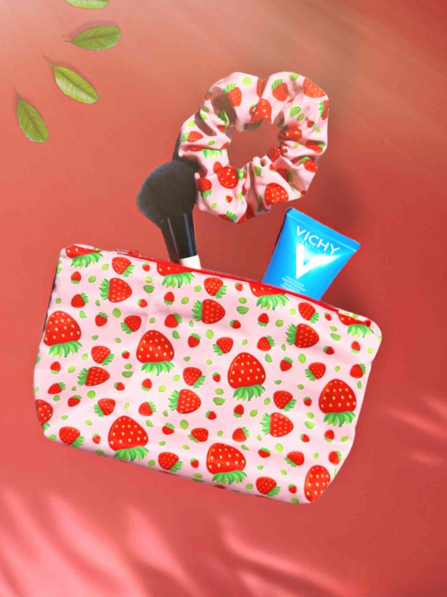 Set bolsa cosmetica & Scrunchie | HandmadeEste set de bolsa cosmética y scrunchie es ideal para viajar: el neceser impermeable seguro que llevará todos tus productos de belleza a cualquier destino. Además, la bolsa, puede ser usada para guardar el bañador