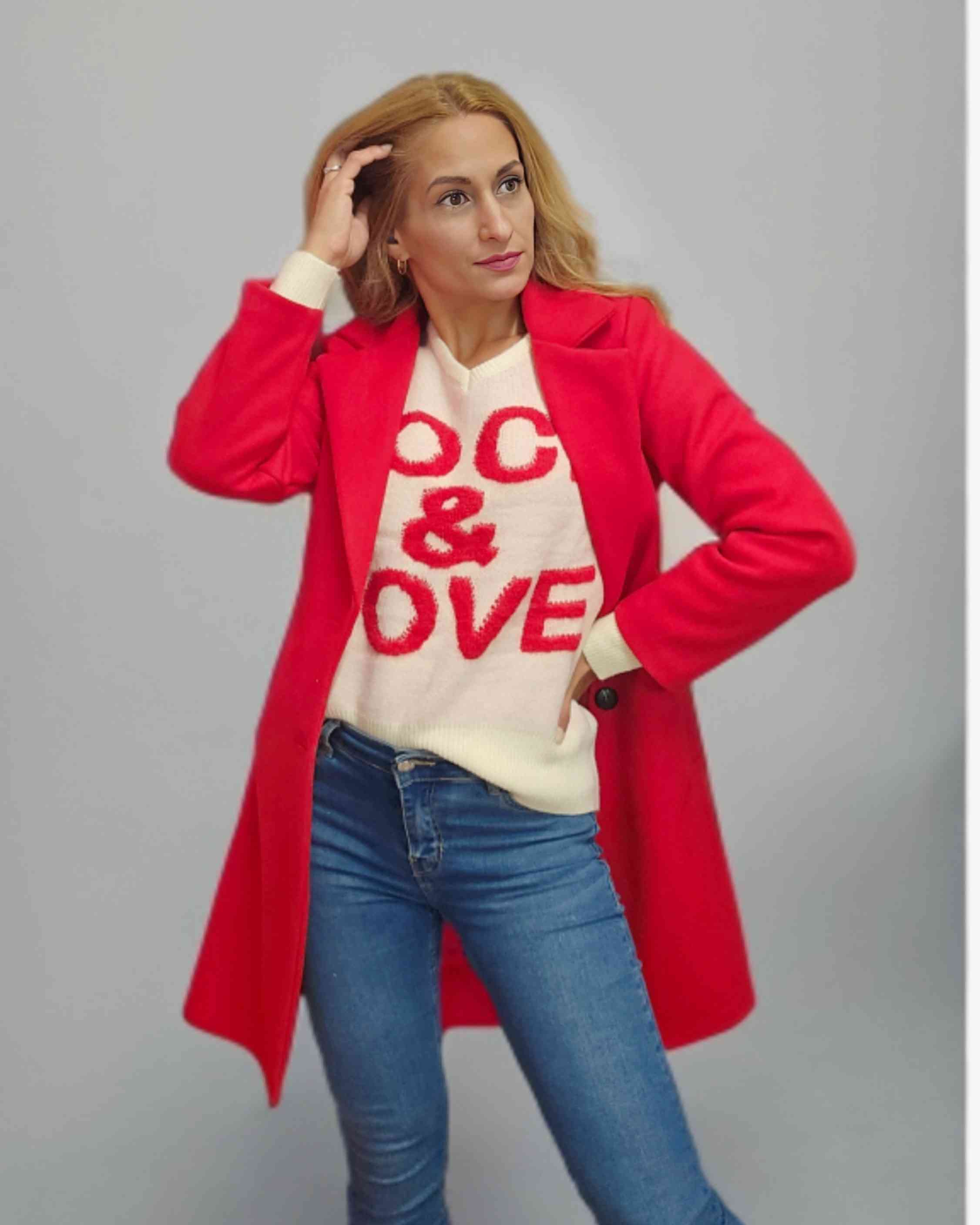 Abrigo paño rojoAbrigo Coat Clásico Rojo Protégete del frio con este abrigo en color rojo confortable y cálido.Sumérgete en un estilo clásico y lujoso con nuestro abrigo de paño rojo. Con cierre de dos botones y solapa estilo blazer, este abrigo te manten