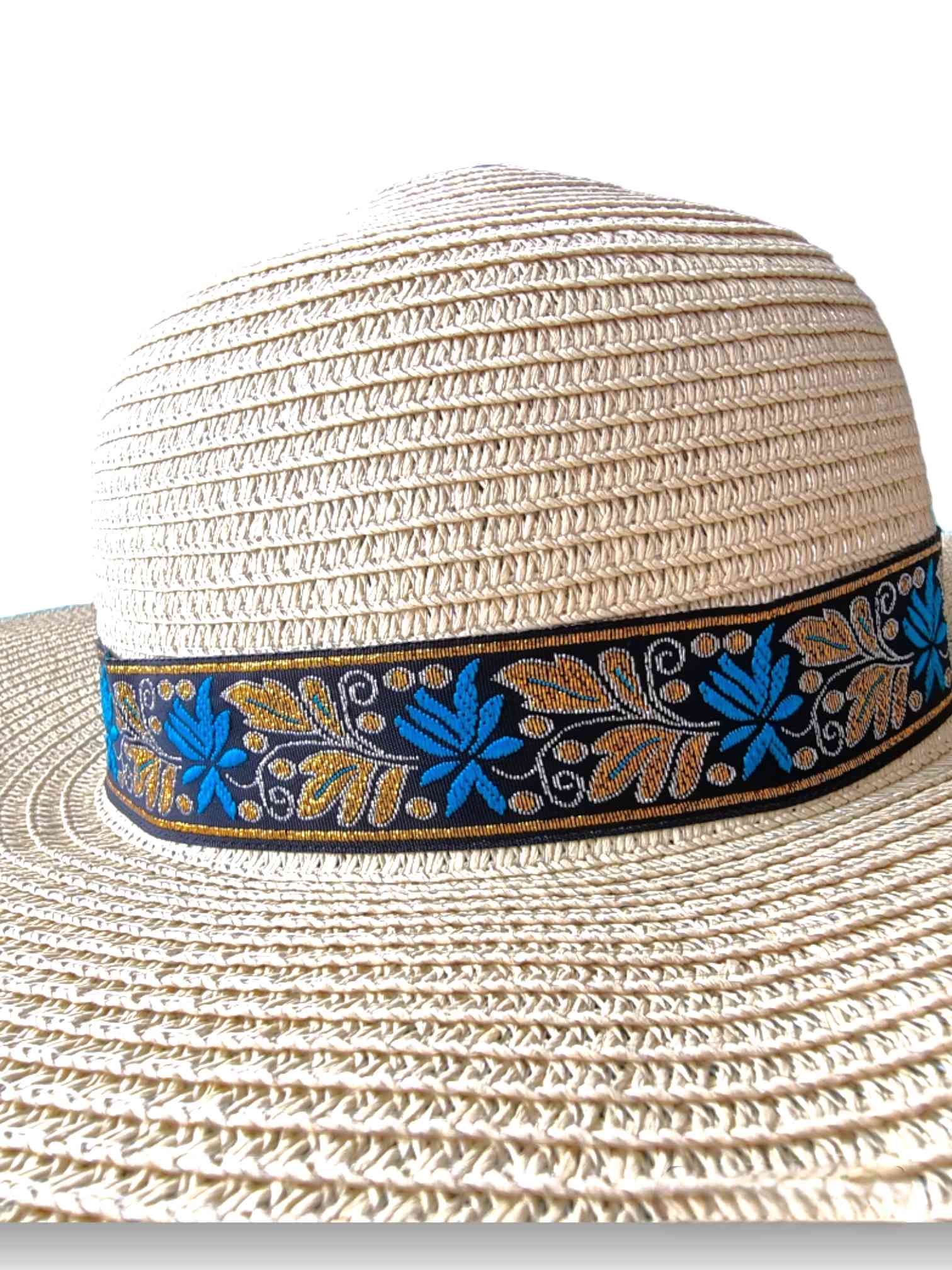 Sombrero Verano Beige Azara | Sommerhut DamenSombrero de verano beige Azara ¡Alegra tu verano con el sombrero Azara! Un sombrero divertido para mujer con un estilo único. Color crema con cinta a contraste en tonos dorado, azul y un fondo negro. Este sombr