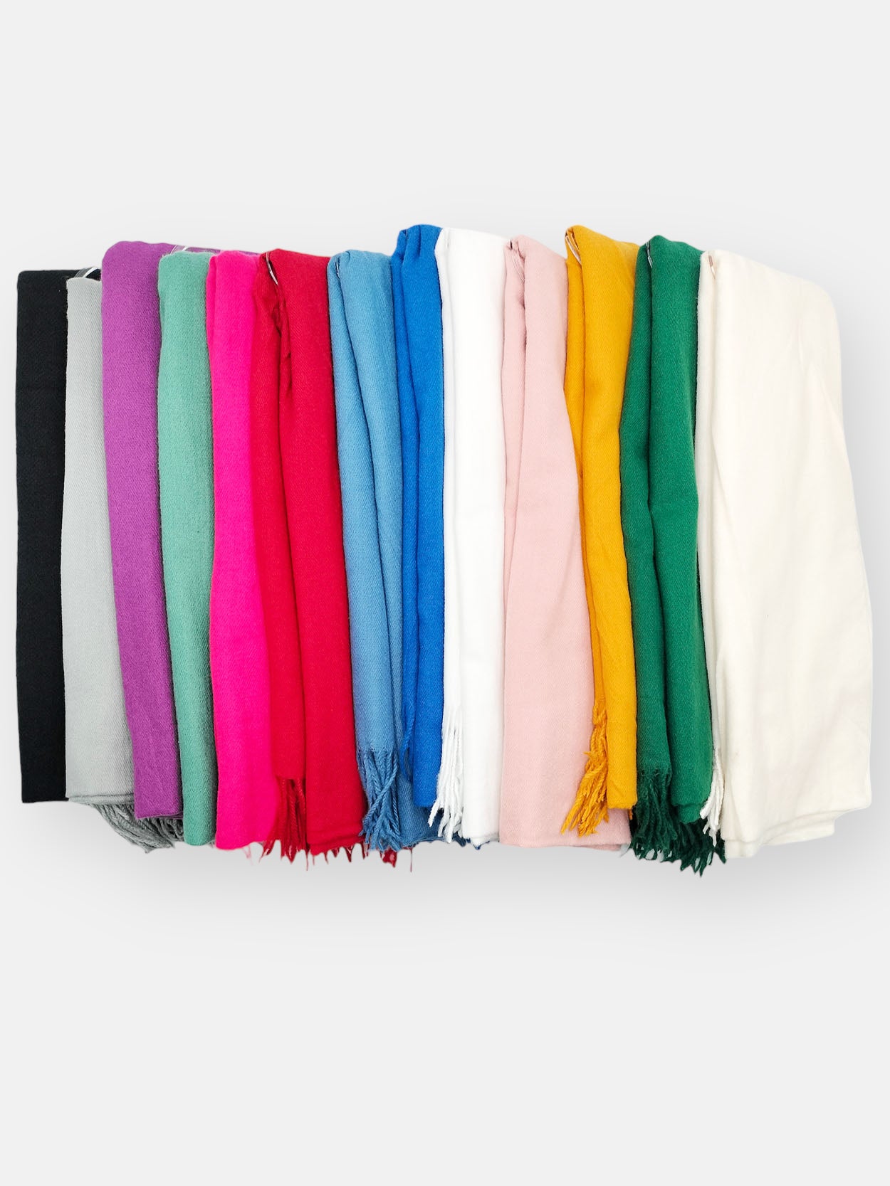 Bufanda Lisa FlecosEnvuelvete en lujo y estilo con nuestra Bufanda Lisa Flecos. Con flecos decorativos en 12 colores únicos y exquisitos, esta bufanda es el complemento perfecto para cualquier atuendo. Hecha con una mezcla de 70% viscosa y 30% lana, propo