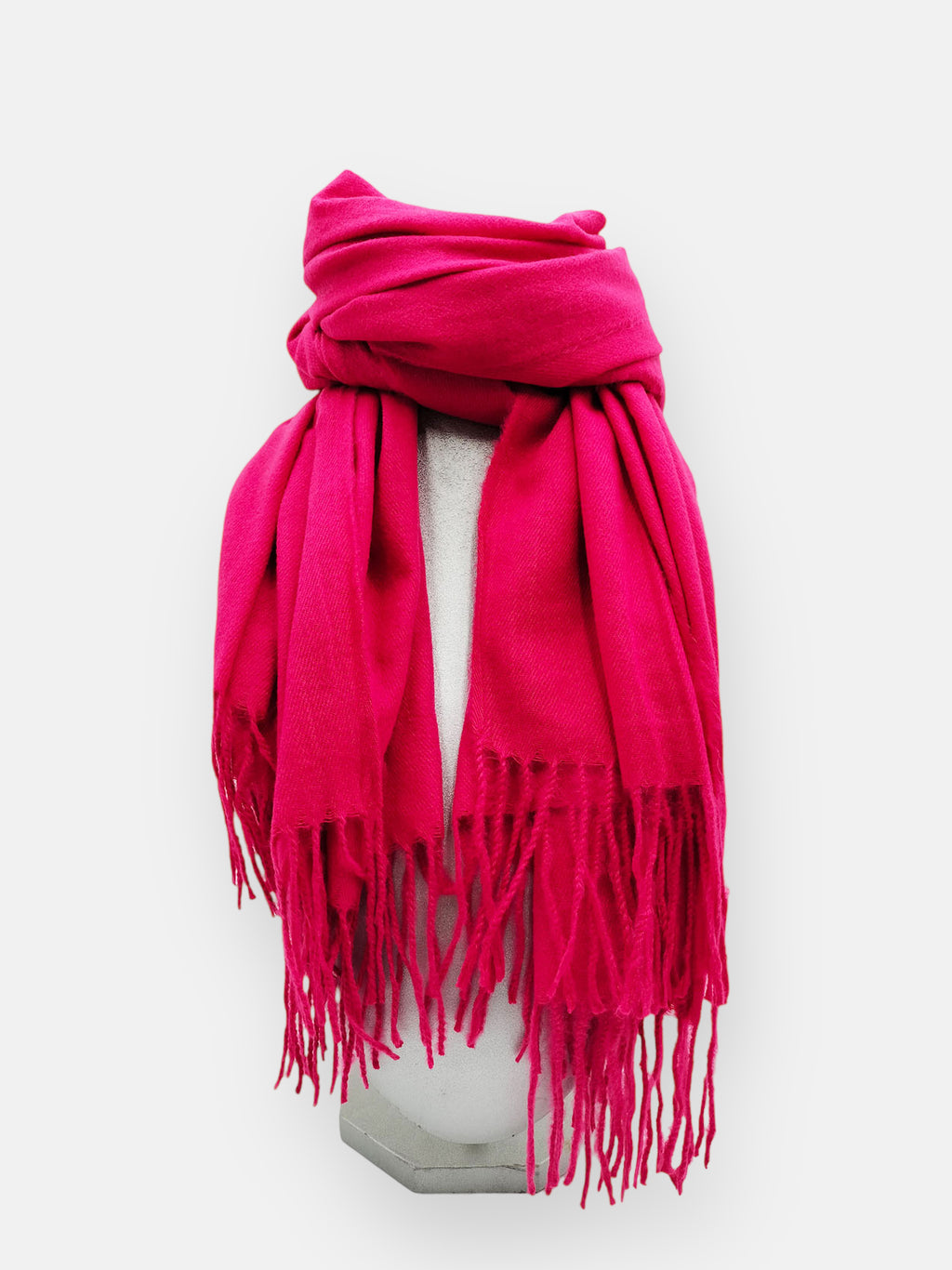 Bufanda Lisa FlecosEnvuelvete en lujo y estilo con nuestra Bufanda Lisa Flecos. Con flecos decorativos en 12 colores únicos y exquisitos, esta bufanda es el complemento perfecto para cualquier atuendo. Hecha con una mezcla de 70% viscosa y 30% lana, propo