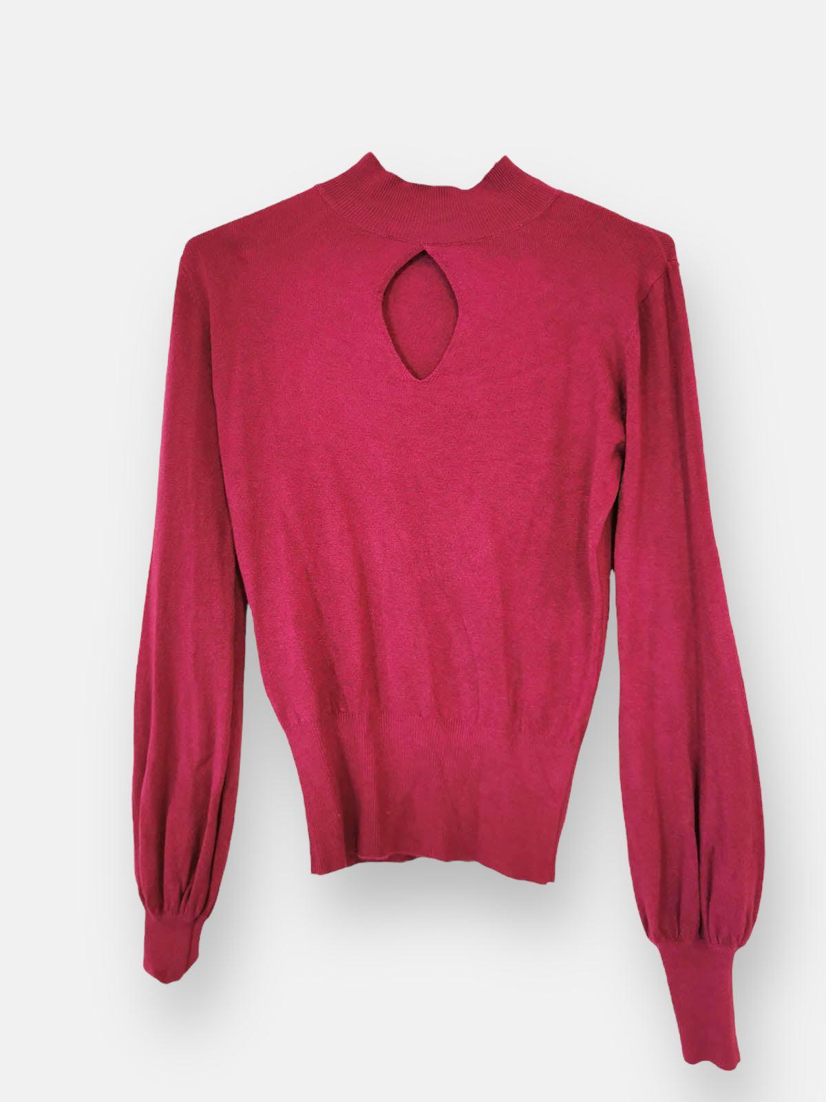 Jersey Pullover CapriJersey Pullover Capri ¡Envuélvete en este jersey manga globo con abertura en el escote! Su tela de punto fino te encantará. Talla única, apta para todas desde la S/XL. Características: Talla unica 88% viscosa, 12% nylon Envío: Suiza 2