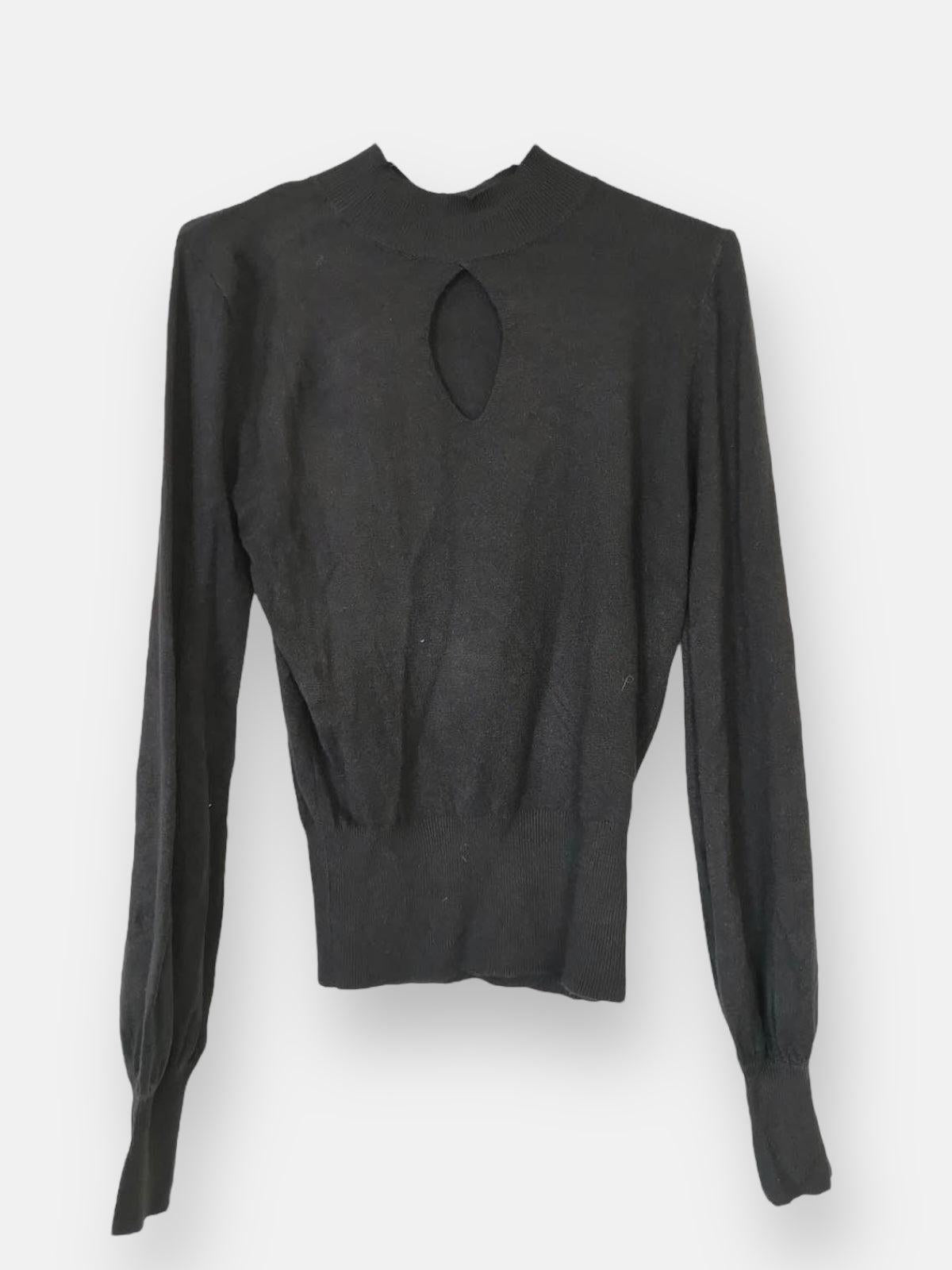 Jersey Pullover CapriJersey Pullover Capri ¡Envuélvete en este jersey manga globo con abertura en el escote! Su tela de punto fino te encantará. Talla única, apta para todas desde la S/XL. Características: Talla unica 88% viscosa, 12% nylon Envío: Suiza 2