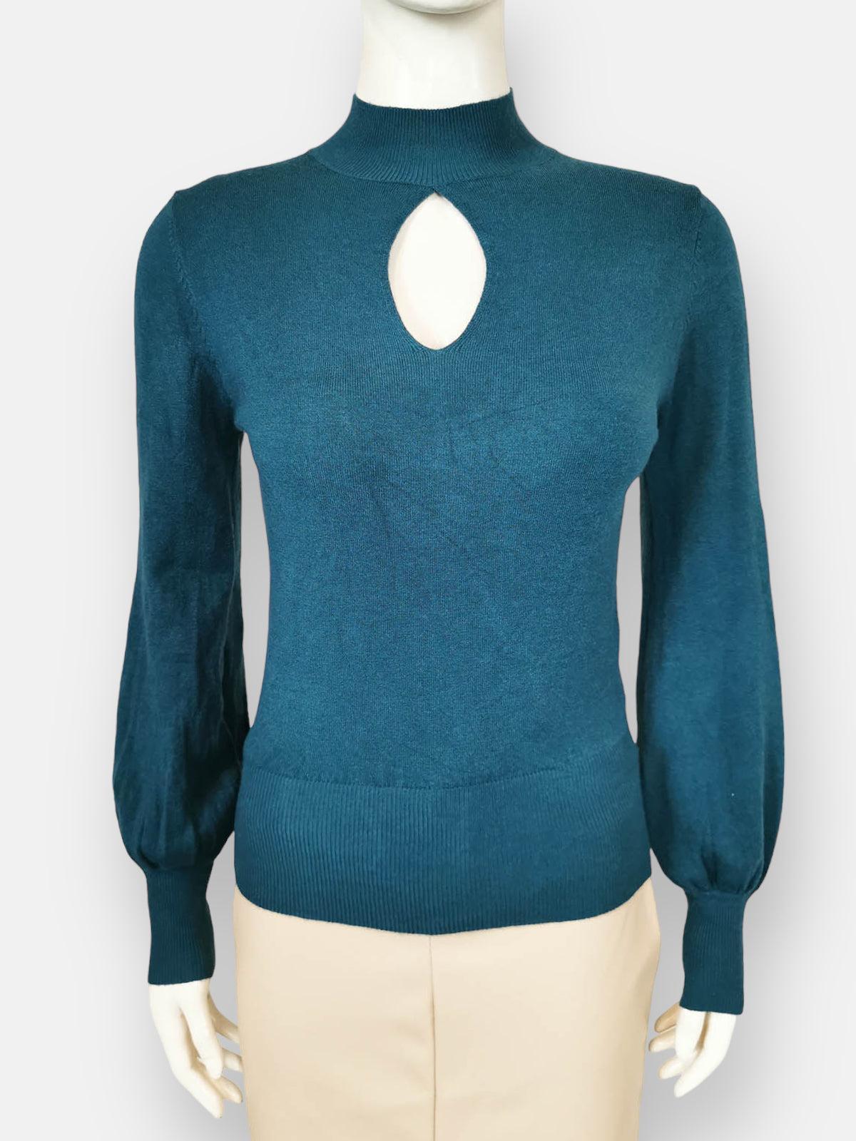 Jersey Pullover CapriJersey Pullover Capri ¡Envuélvete en este jersey manga globo con abertura en el escote! Su tela de punto fino te encantará. Talla única, apta para todas desde la S/XL. Características: Talla unica 88% viscosa, 12% nylon Envío: Suiza 2