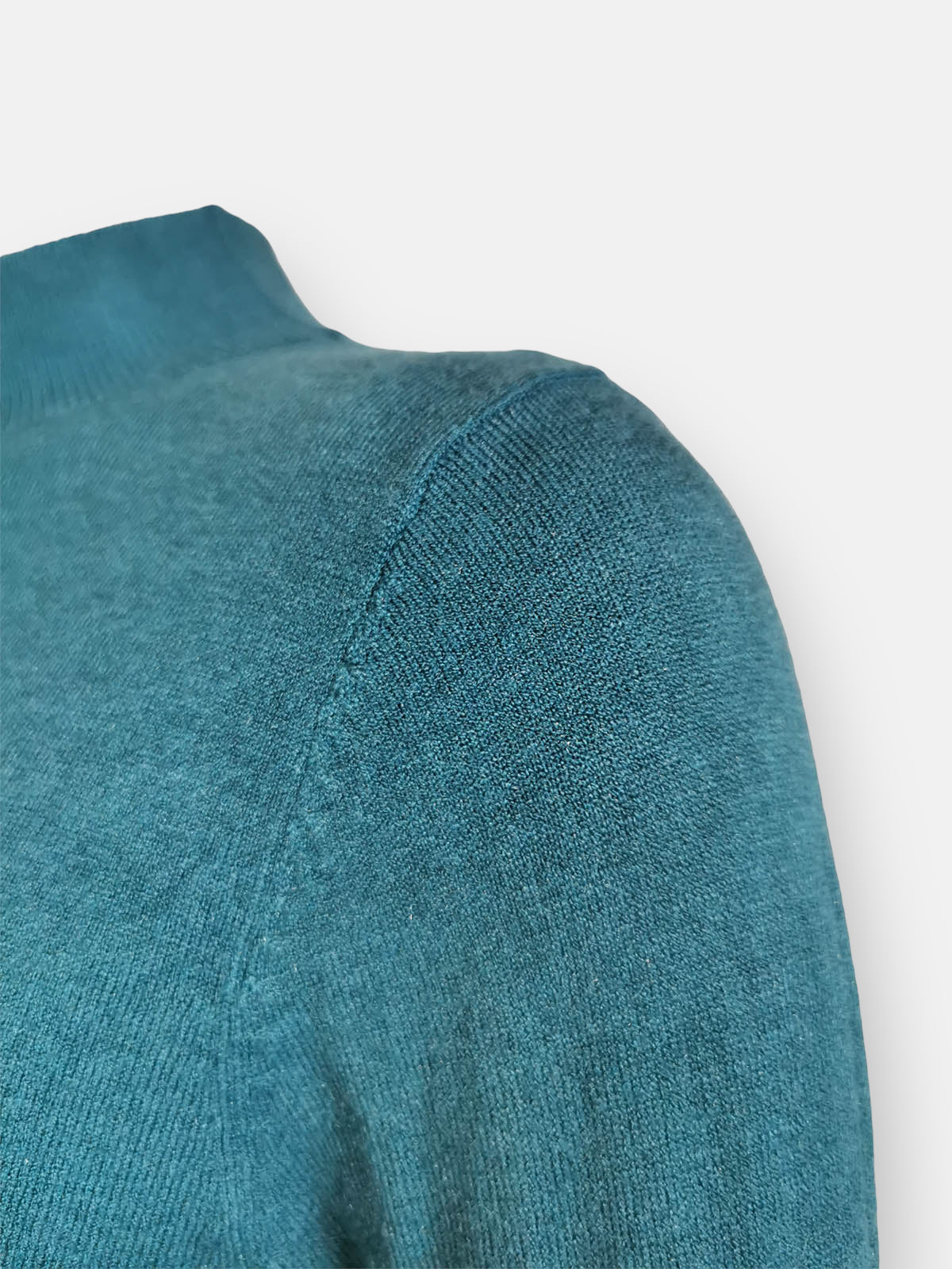 Jersey Pullover CapriJersey Pullover Capri ¡Envuélvete en este jersey manga globo con abertura en el escote! Su tela de punto fino te encantará. Talla única, apta para todas desde la S/XL. Características: Talla unica 88% viscosa, 12% nylon Envío: Suiza 2