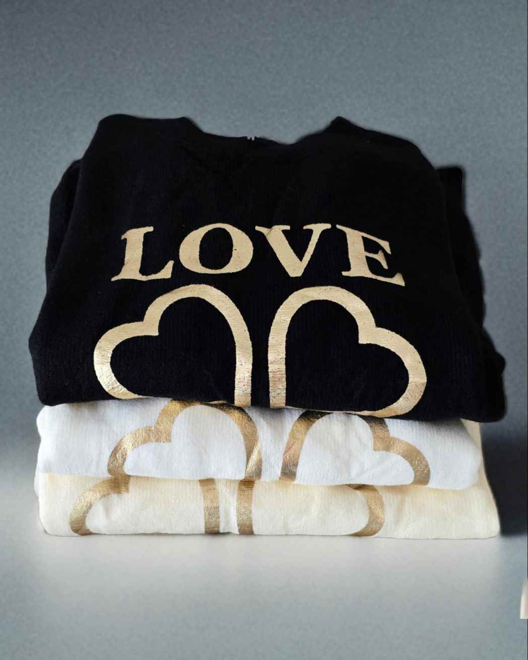 Pullover Jersey Love- 3 colores¡Atrévete a destacar con nuestro Jersey Love! Con un estampado gold único y detalles acanalados en puños y cinturilla, este jersey es cómodo y versátil para cualquier ocasión. Disponible en talla única,apta desde S hasta 2XL