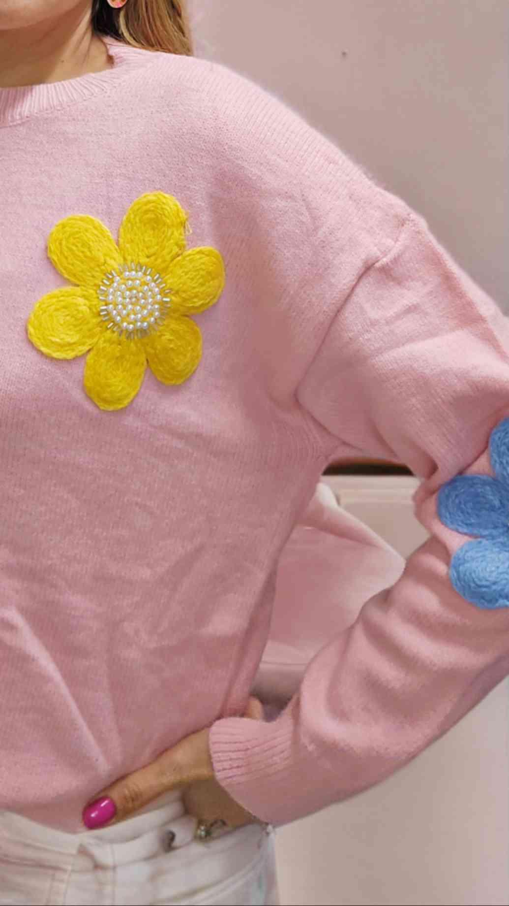 Pullover Jersey Flores PinkDescubre el jersey perfecto. Este maravilloso jersey es cómodo y práctico, cuenta con flores en varios colores tejidas y avalarorios decorativos que le den un toque muy chic ¡Ademá ofrece calidez y un estilo único en esta tempor