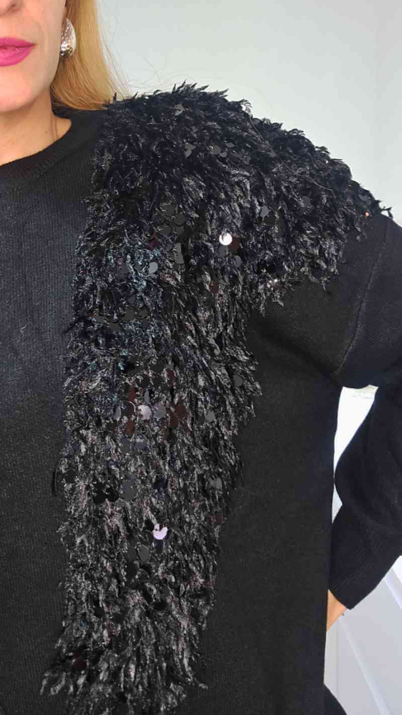 Jersey Glamour Estela- 2 coloresJersey Glamour Añade un toque de color con nuestros nuevos jerséis con decoración en V de pelito con lentejuelas. Elegante y brillante para tus looks navideños. Haz tu pedido hoy y brilla esta temporada Talla unica hasta 3X