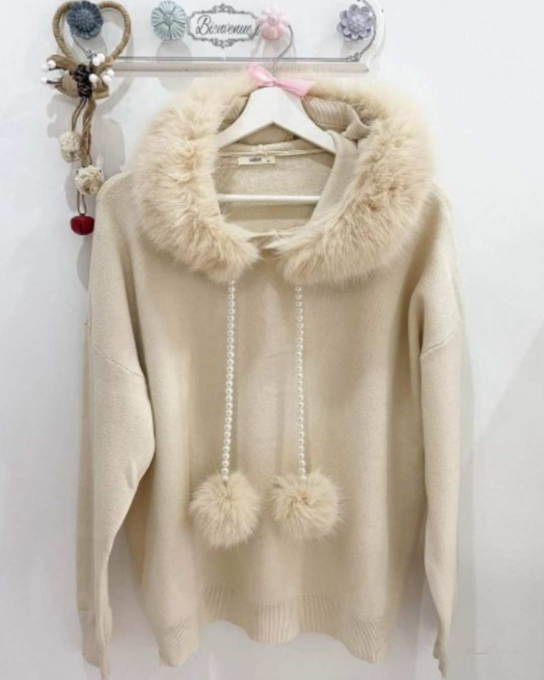 Jersey Perlas Pompon BeigeJersey Pullover Pompon Perlas Jersey estrella de la temporada. El detalle del pelo en la capucha ,los cordones de perlas y los pompones lo hacen único ♡ Puños y cinturilla acanalados. Mucho amor para este invierno! Talla unica S/