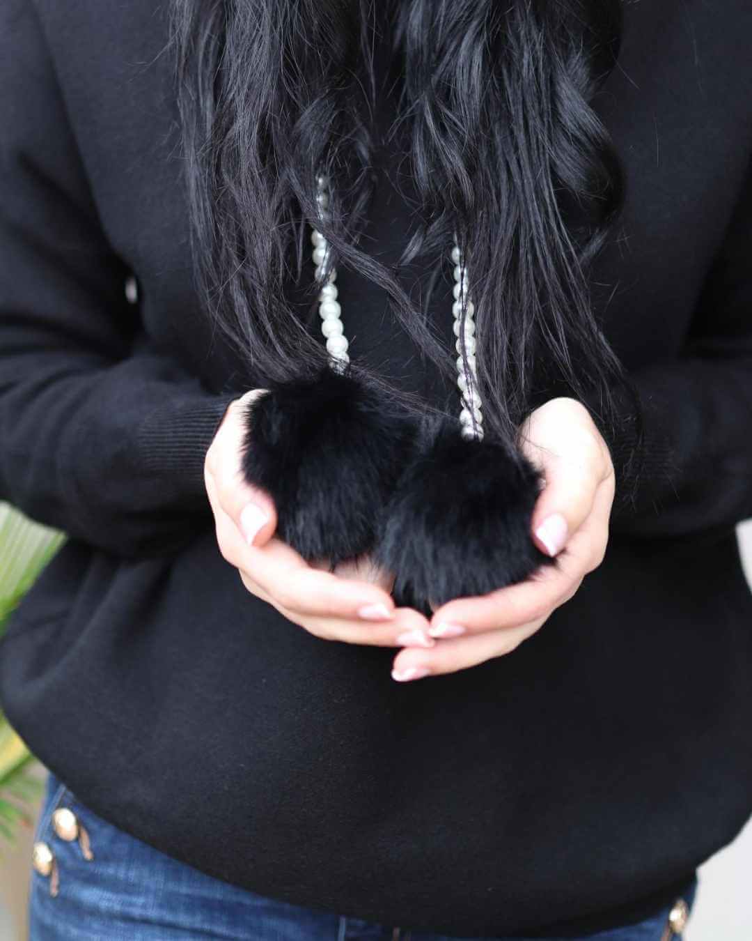 Jersey Perlas Pompon NegroJersey Pullover Pompon Perlas Jersey estrella de la temporada. El detalle del pelo en la capucha ,los cordones de perlas y los pompones lo hacen único ♡ Puños y cinturilla acanalados. Mucho amor para este invierno! Talla unica S/