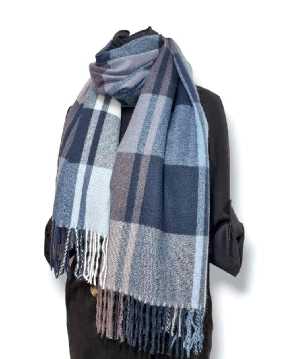 Box Navidad - Selección AzulNo sabes que regalar esta Navidad? Con nuestras box encontrarás el regalo perfecto sin dejarte la cabeza pensando eligiendo el regalo ideal🎄 Incluye: Bufanda XL Tacto cashmere Guantes touch screen gris azulado Gorro pompon con