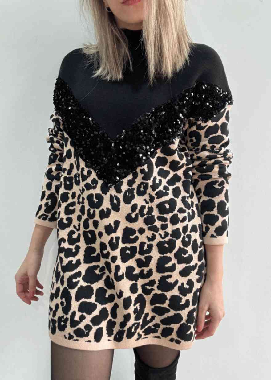 Vestido Leopardo Pailletten*Pronto Reposición! Vestido de cuello redondo y manga larga en animal print con detalle de tira de lentejuelas Talla única. Composición: 60% Viscosa, 30% Poliamida, 10% Elastano. Medidas: Sisa 56cm; Largo 76cm Diametro pecho has