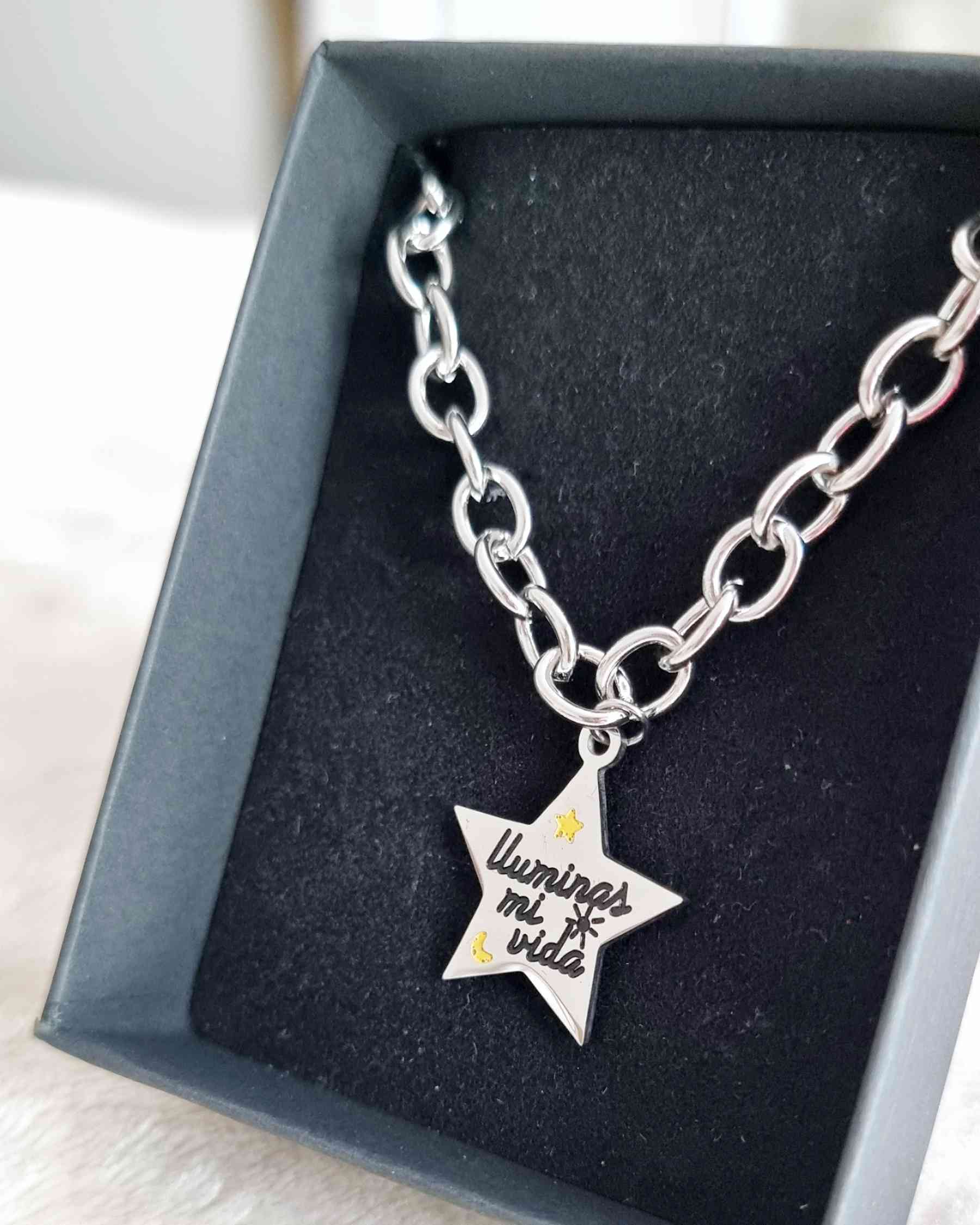 Pulsera / Colgante de Bolso " Iluminas mi vida "Regala amor ♡ con la Pulsera "Iluminas mi vida". Esta es una hermosa pulsera de forma estelar con doble uso: se puede usar como pulsera, o como colgante para tu bolso favorito. Está grabado a láser en acero