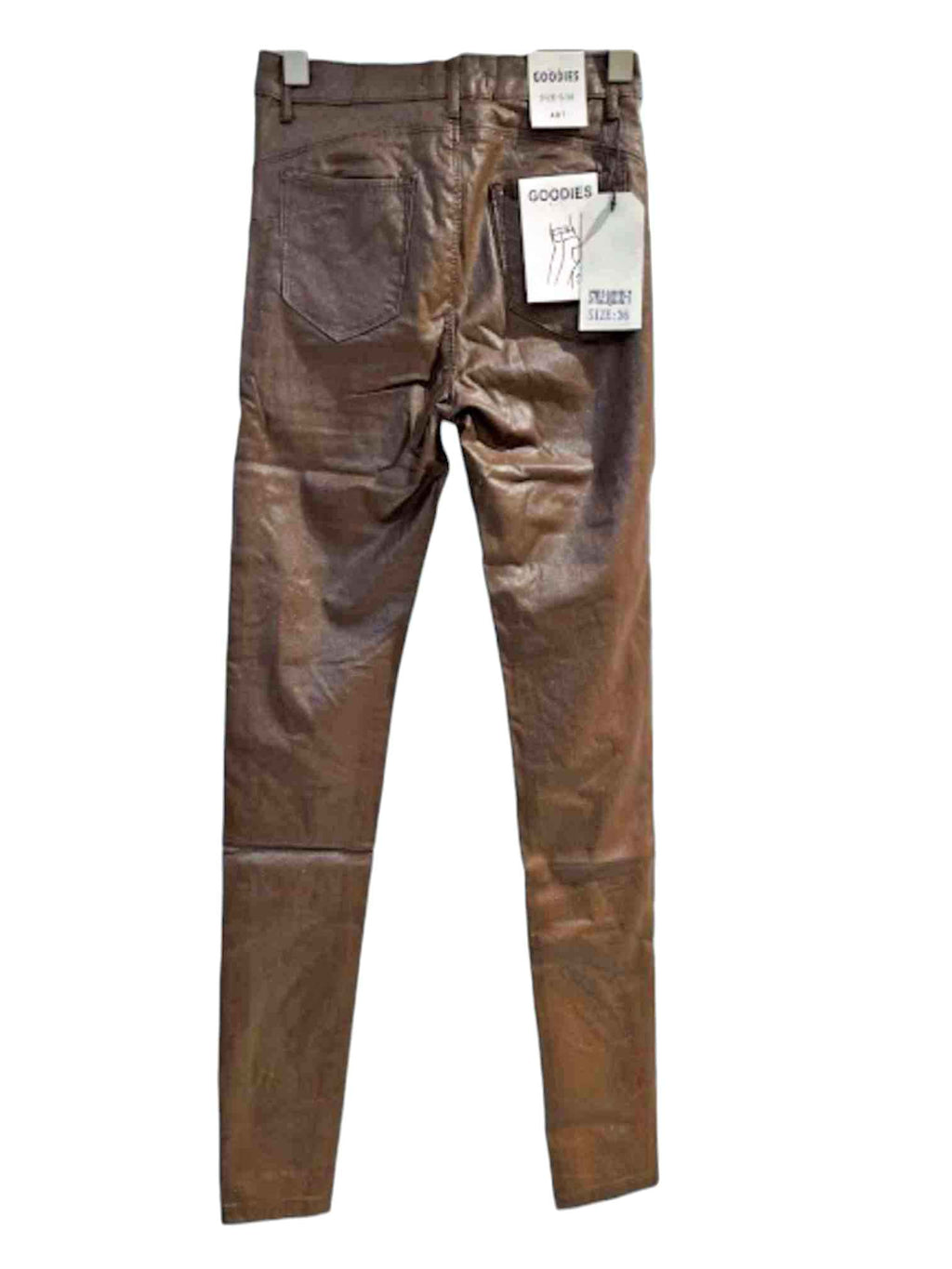 Pantalon Efecto Cuero Brillo Push Up Marrón¡Luce glamurosa con los Pantalones Efecto Cuero Brillo Push Up! Estos pantalones son perfectos para lucir moderna y sentirte cómoda al mismo tiempo. De imitación cuero elastico y su suave interior polar, te mante
