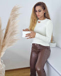 Pantalon Efecto Cuero Brillo Push Up Marrón¡Luce glamurosa con los Pantalones Efecto Cuero Brillo Push Up! Estos pantalones son perfectos para lucir moderna y sentirte cómoda al mismo tiempo. De imitación cuero elastico y su suave interior polar, te mante