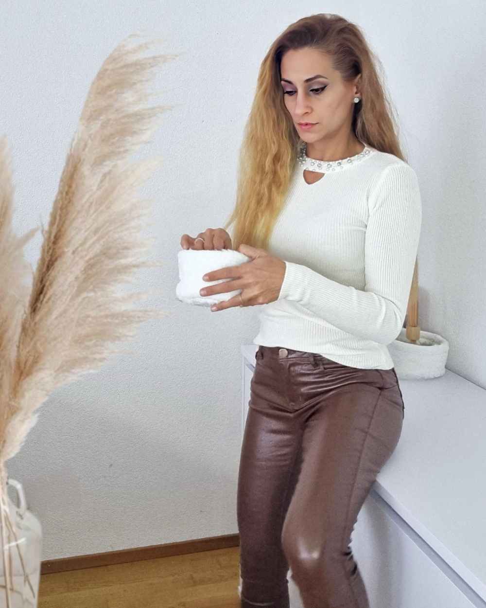 Pantalon Efecto Cuero Brillo Push Up Marrón¡Luce glamurosa con los Pantalones Efecto Cuero Brillo Push Up! Estos pantalones son perfectos para lucir moderna y sentirte cómoda al mismo tiempo. De imitación cuero elastico y su suave interior polar, te mante