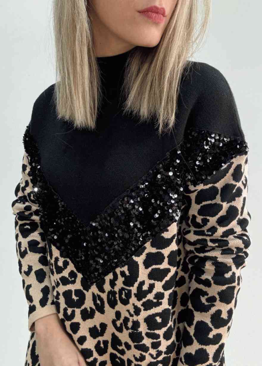 Vestido Leopardo Pailletten*Pronto Reposición! Vestido de cuello redondo y manga larga en animal print con detalle de tira de lentejuelas Talla única. Composición: 60% Viscosa, 30% Poliamida, 10% Elastano. Medidas: Sisa 56cm; Largo 76cm Diametro pecho has