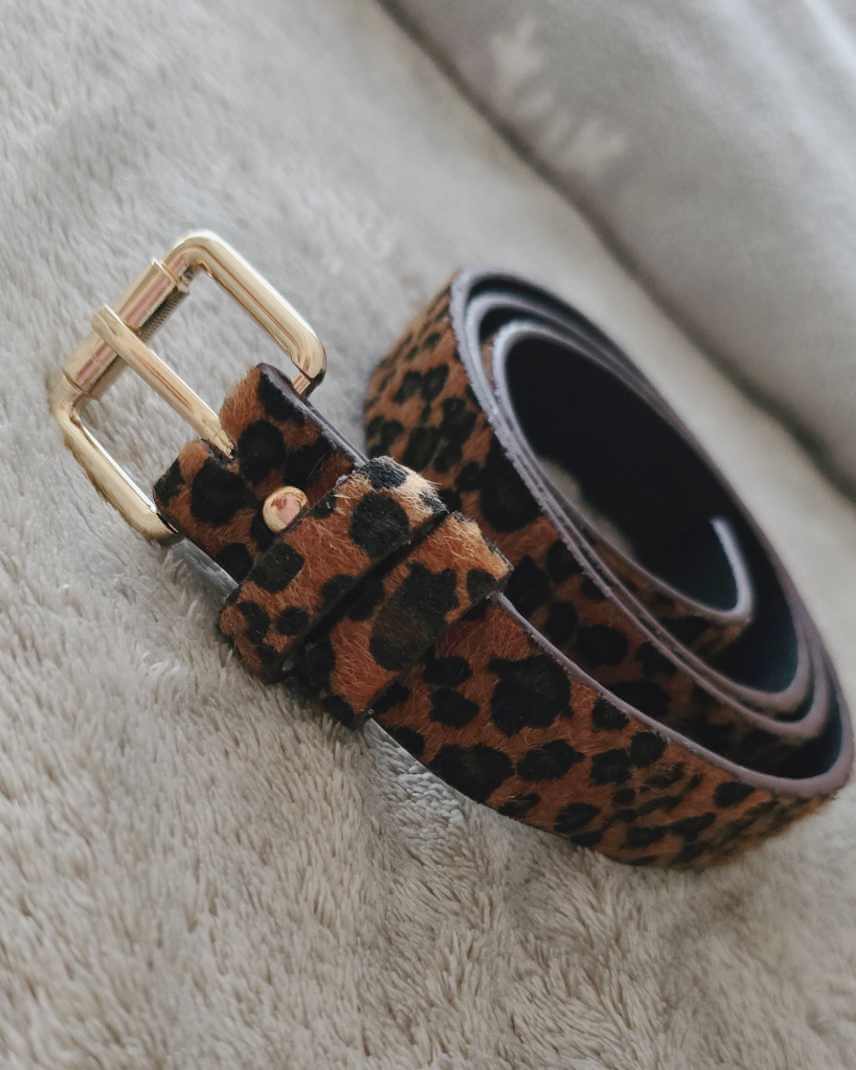 Cinturon pelo leopardoCinturón animal print leopardo con hebilla en dorado. Déjate seducir por nuestro cinturón de leopardo de pelo corto en negro y marrón, con una elegante hebilla dorada. La correa de 98cm te asegura un ajuste perfecto y un estilo único