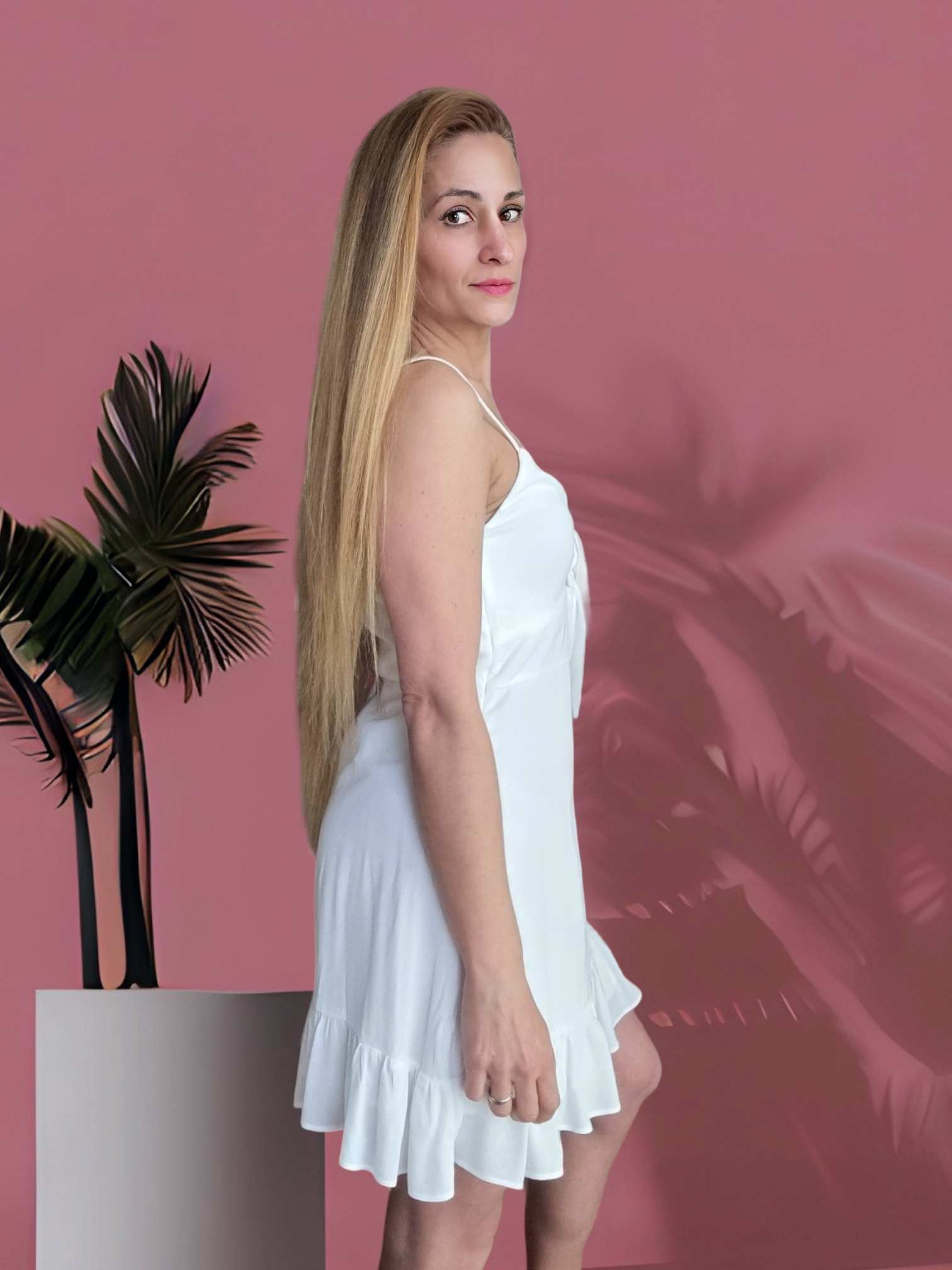 Vestido verano bassa beach¡Prepárate para triunfar este verano con el vestido Bassa Beach! Diseñado con una lujosa lazada en el pecho y tela efecto gasa con forro interior para mayor comodidad. Su cremallera lateral escondida te permite el ajuste perfecto