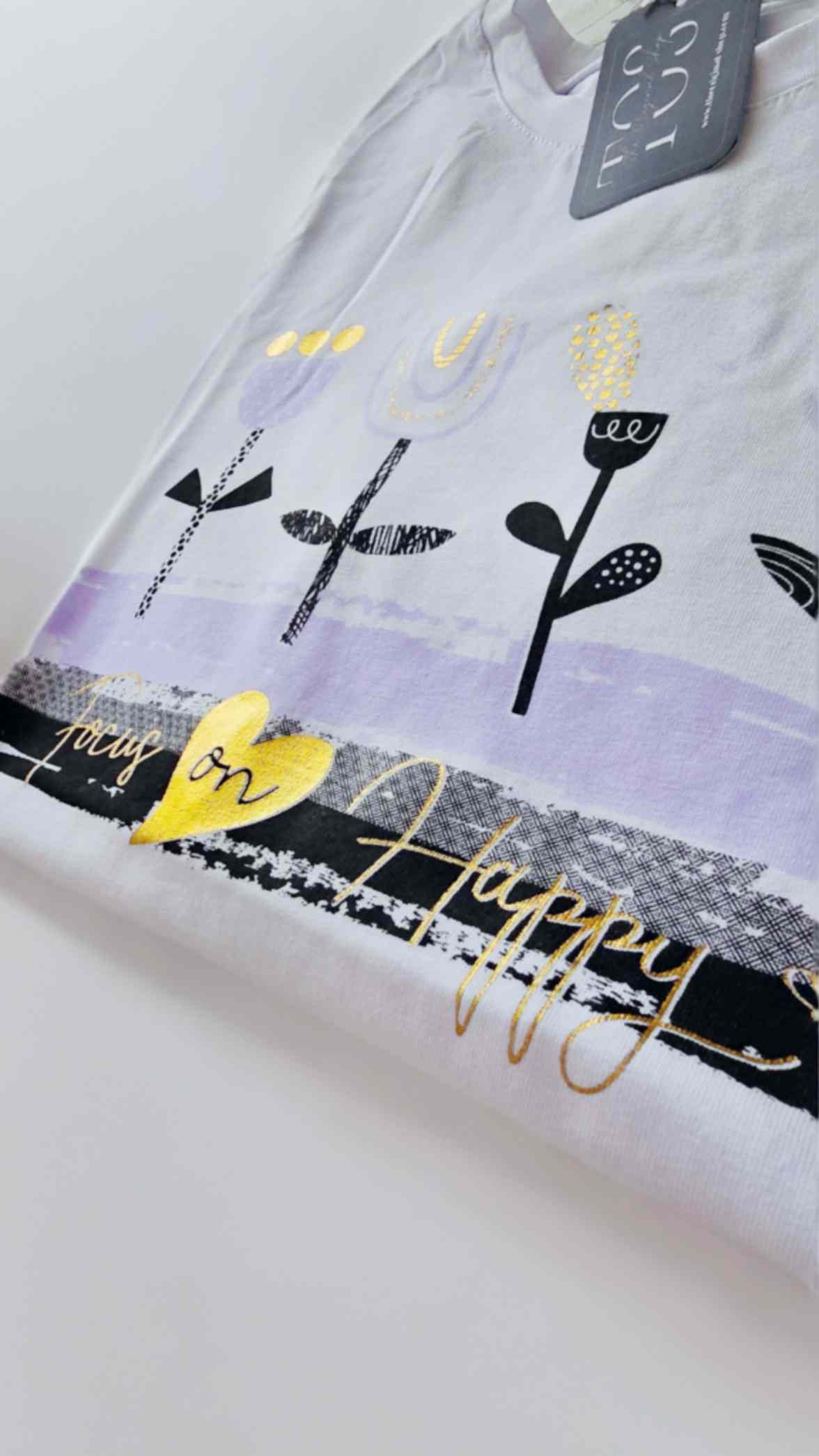 Camiseta algodón mujer - Focus On Happy | Varios ColoresCamiseta algodón estampada frase Buscas sentirte cómoda y bella al mismo tiempo? Con nuestra camiseta de algodón estampada, podrás seguir activa con los quehaceres diarios a la vez que confortable, y