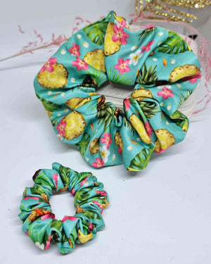 Scrunchie set tropical |Mama & Tochter Haargummie🍍¡Un set tropical es lo que necesitas para refrescar tus outfits del verano! Estos scrunchies de mamá & hija tienen un estampado muy llamativo con piñas y flores tropicales. ¡Deja que tu cabello se vista d