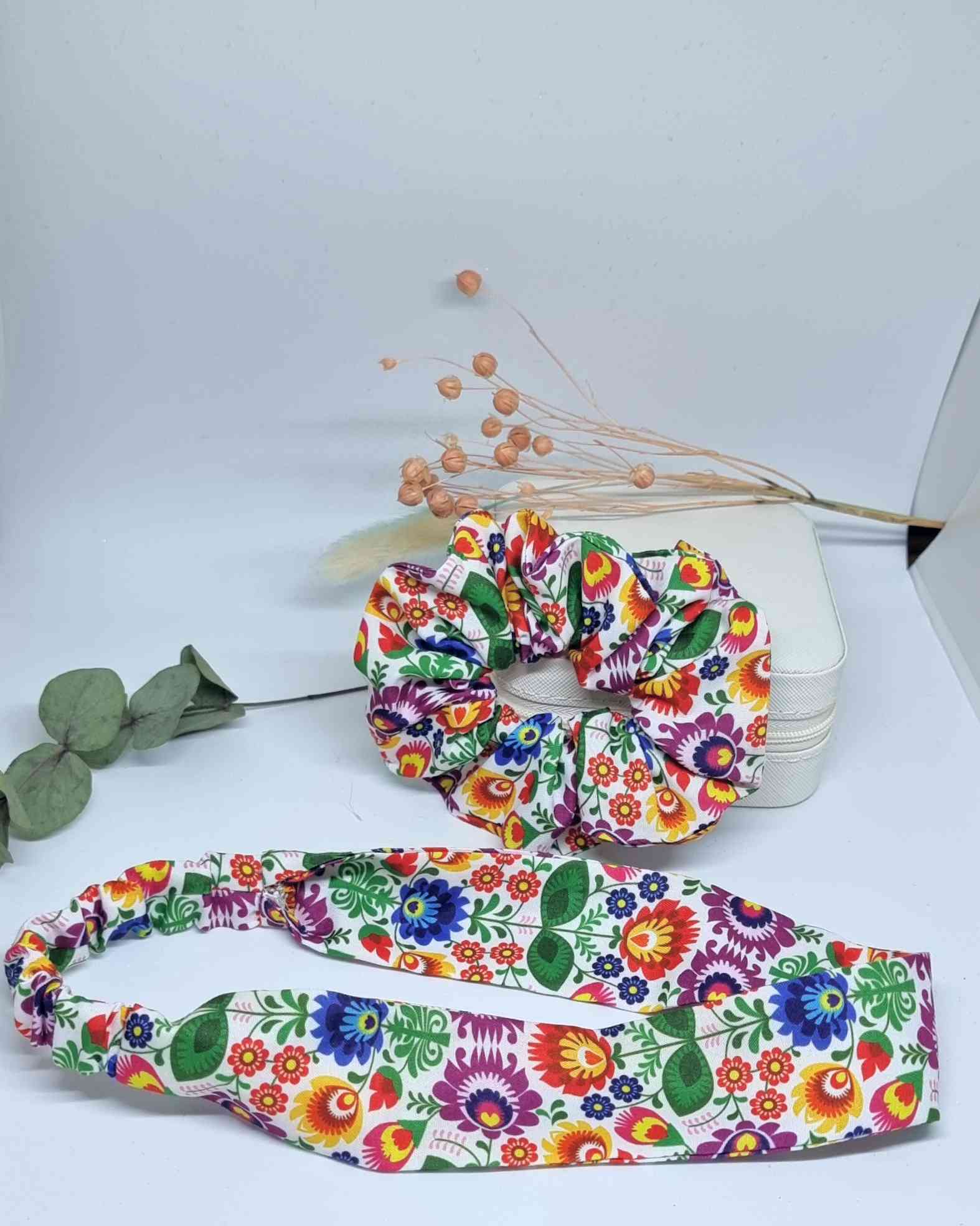 Set Scrunchie Mama & Me Flor MexicoSet Coleteros y diadema Mama & Me ¡Este Set Scrunchie Mama & Me es el comienzo de un adorable look coordinado! Y los estampados florales inspirados en México ¡lo hacen aún más irresistible! Incluye un coletero y una cint